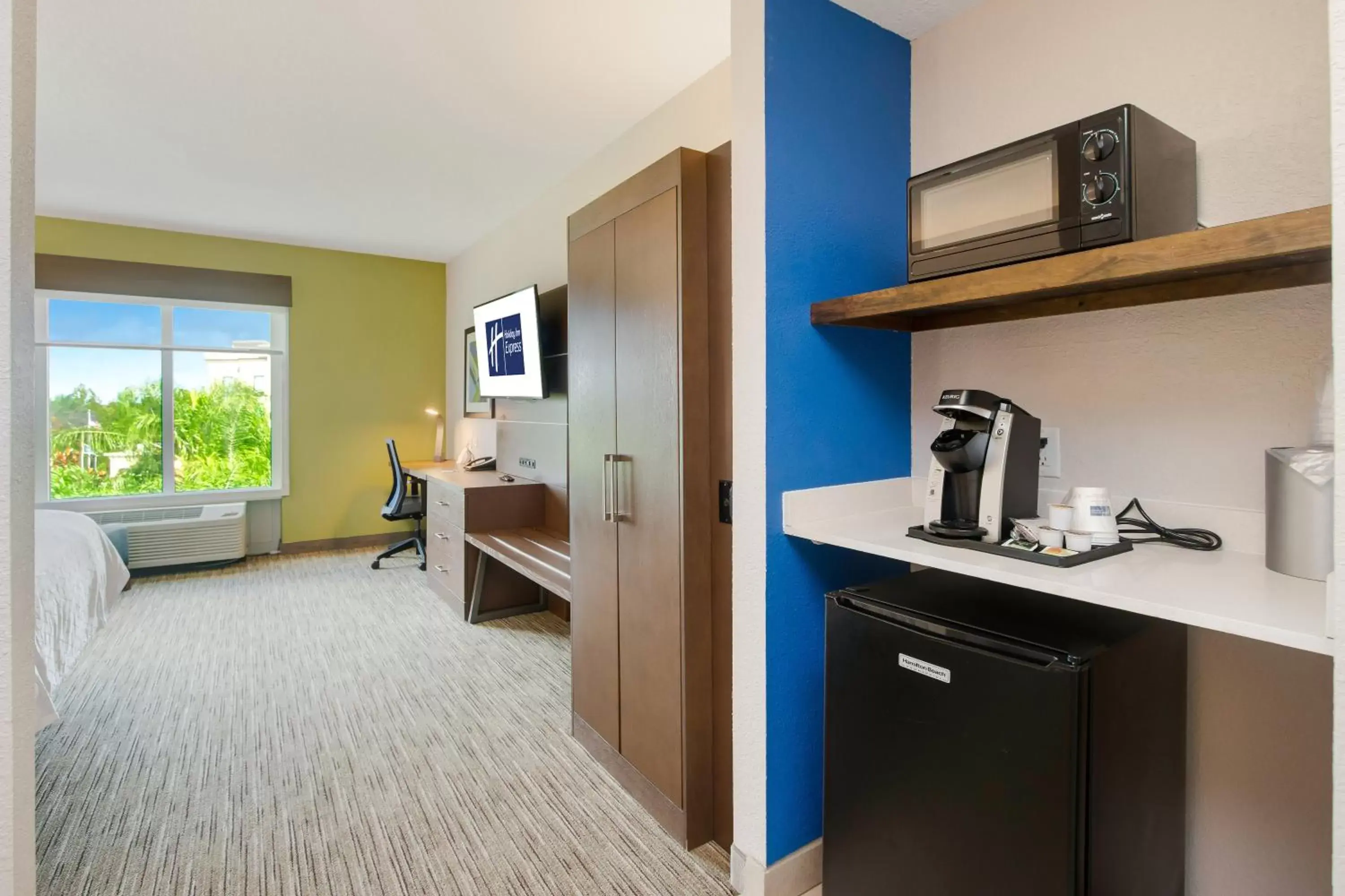 Photo of the whole room, Kitchen/Kitchenette in Holiday Inn Express Hotel & Suites Orlando - Apopka, an IHG Hotel