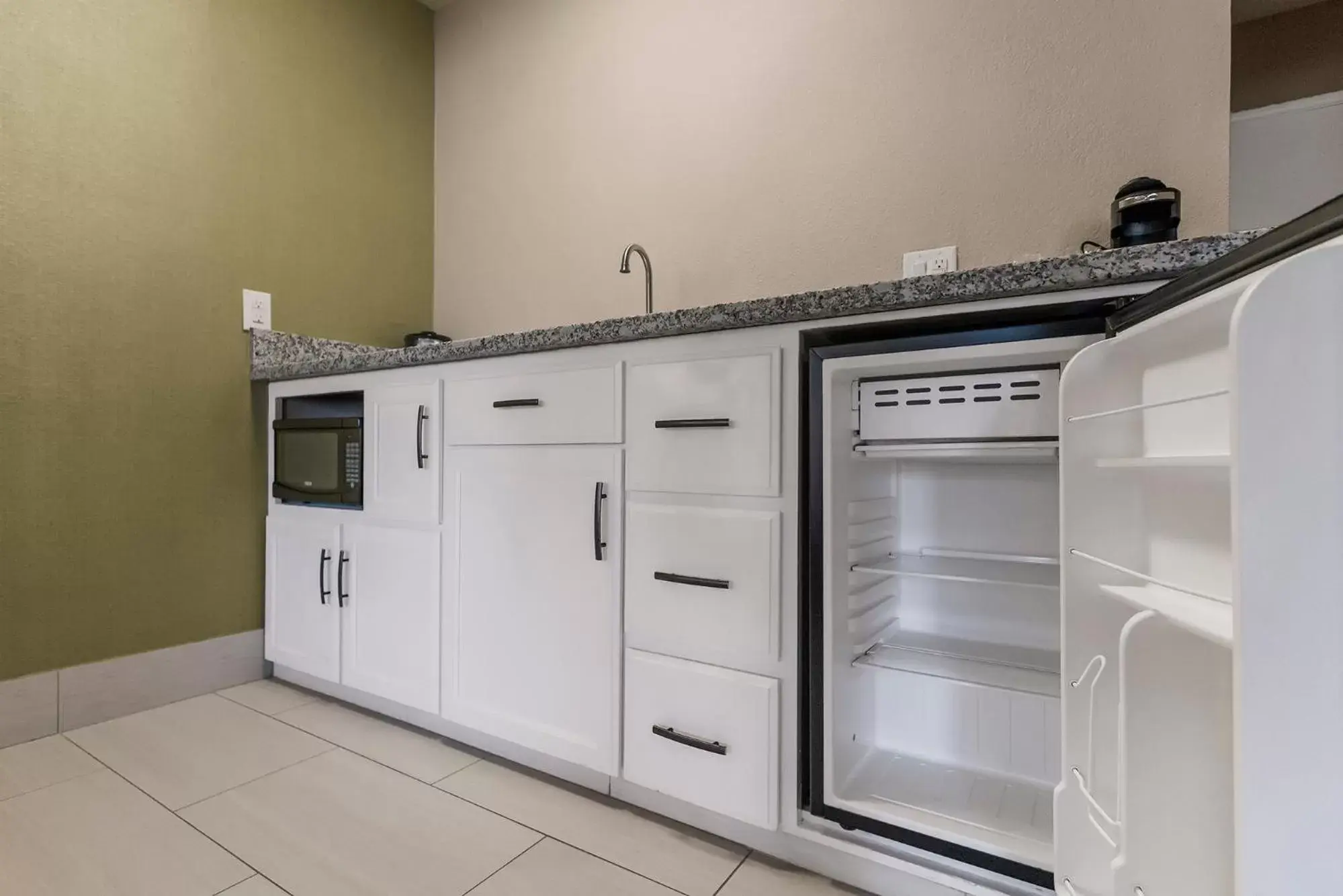 Kitchen or kitchenette, Kitchen/Kitchenette in Heritage Inn - Yosemite/Sonora