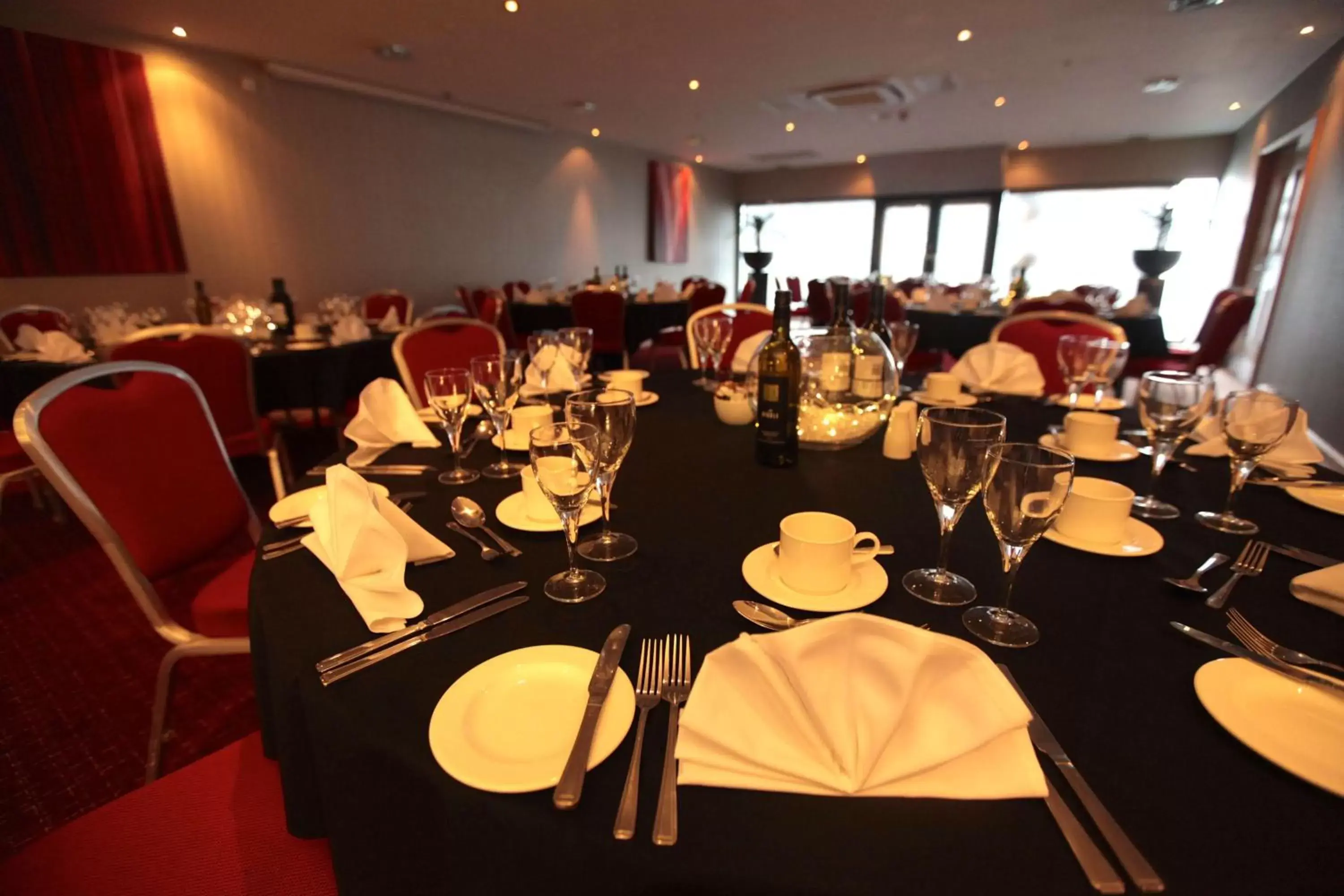 Meeting/conference room, Restaurant/Places to Eat in DoubleTree By Hilton Milton Keynes