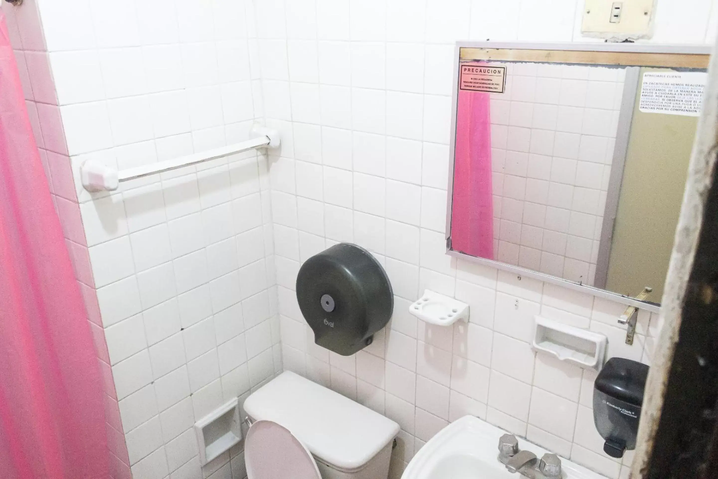 Bathroom in OYO Hotel Colón, Plaza Bicentenario, Zacatecas Centro