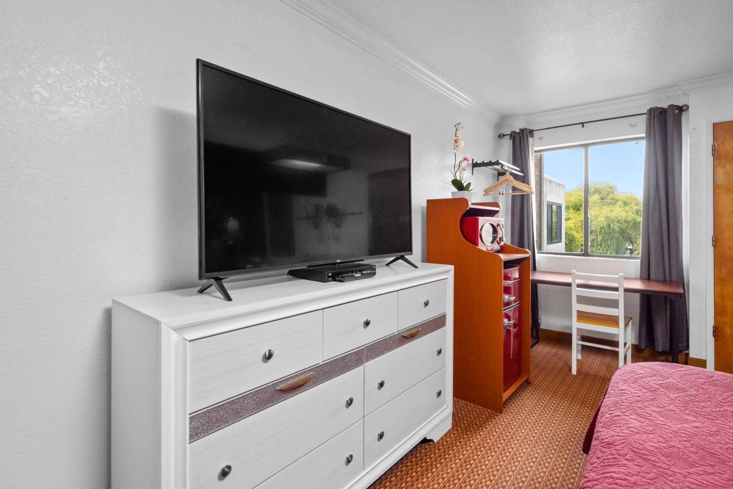 TV and multimedia, Bed in Americana Inn Motel