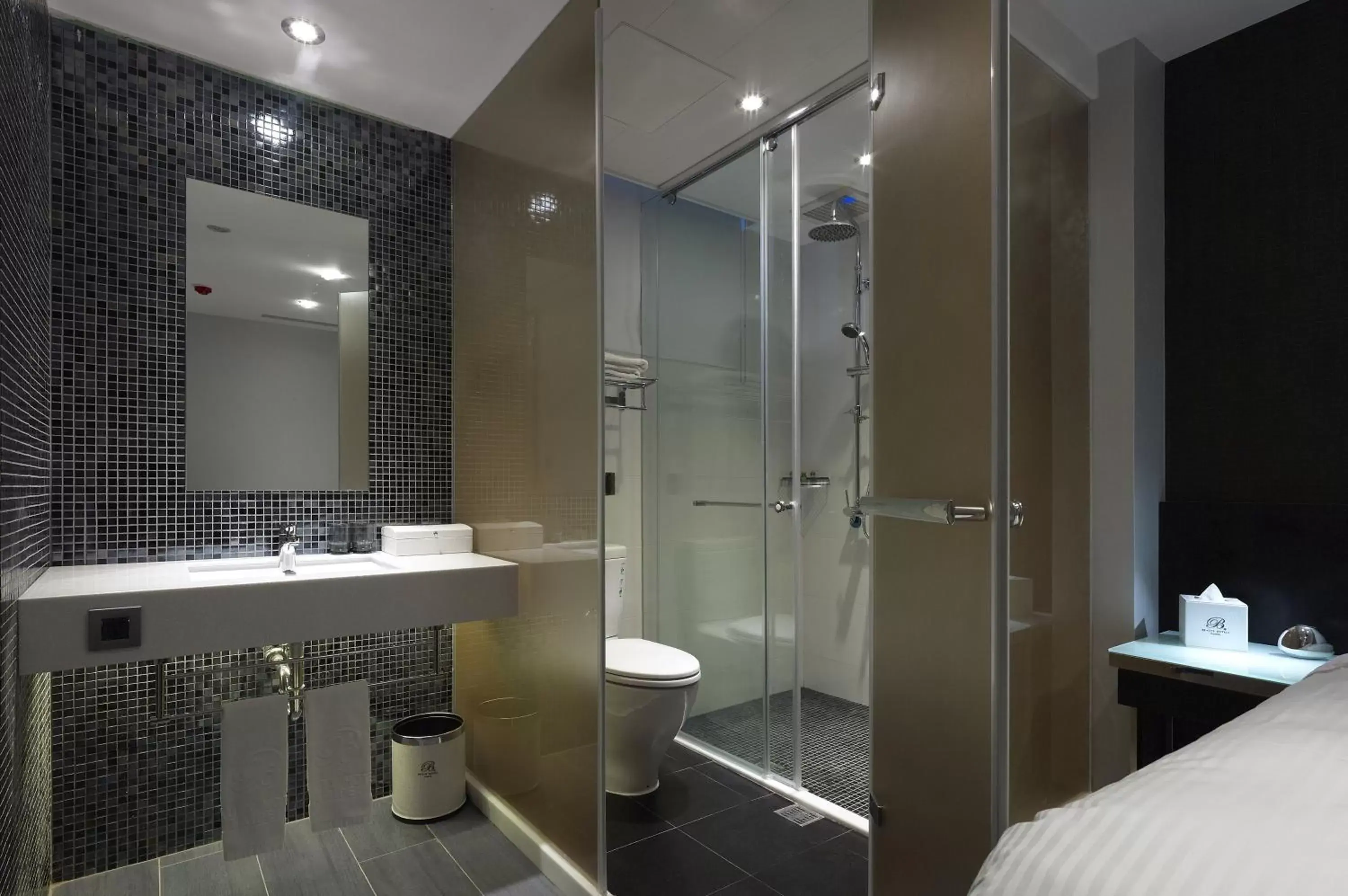 Photo of the whole room, Bathroom in Beauty Hotels Taipei - Hotel B6