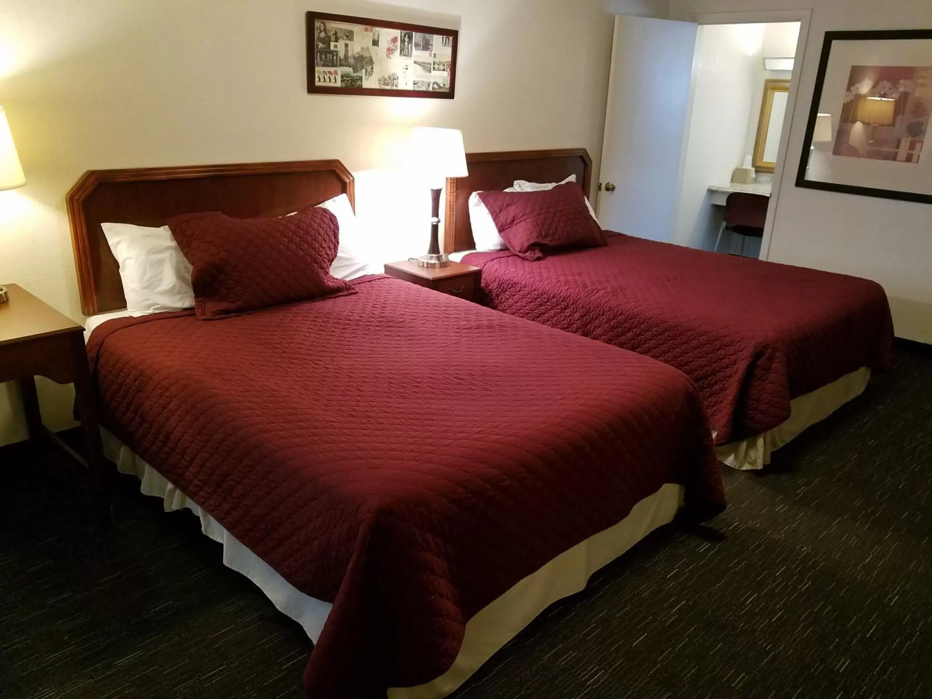 Bedroom, Bed in West Plains Motel
