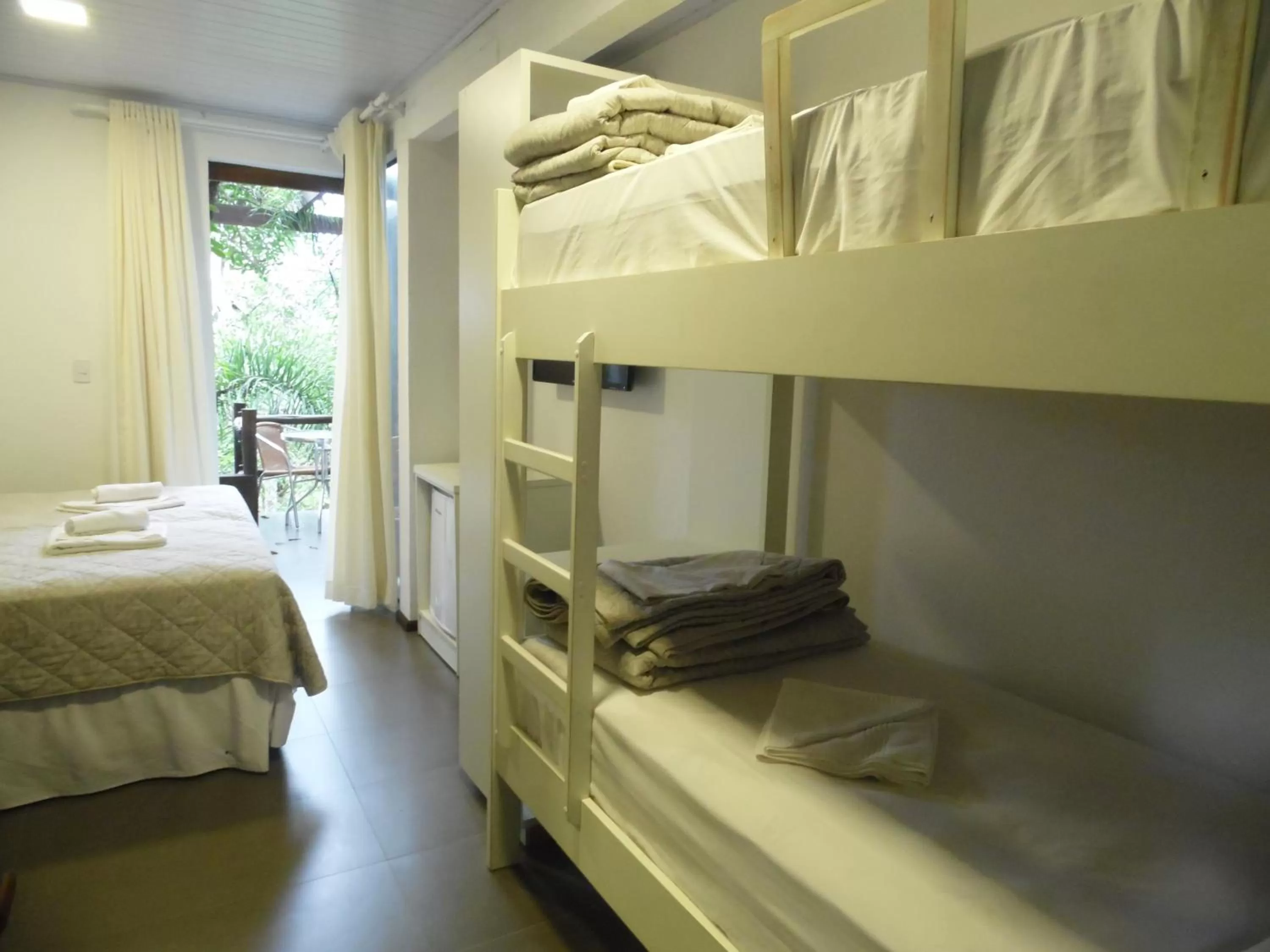 Bed, Bunk Bed in Pousada Canto da Vigia