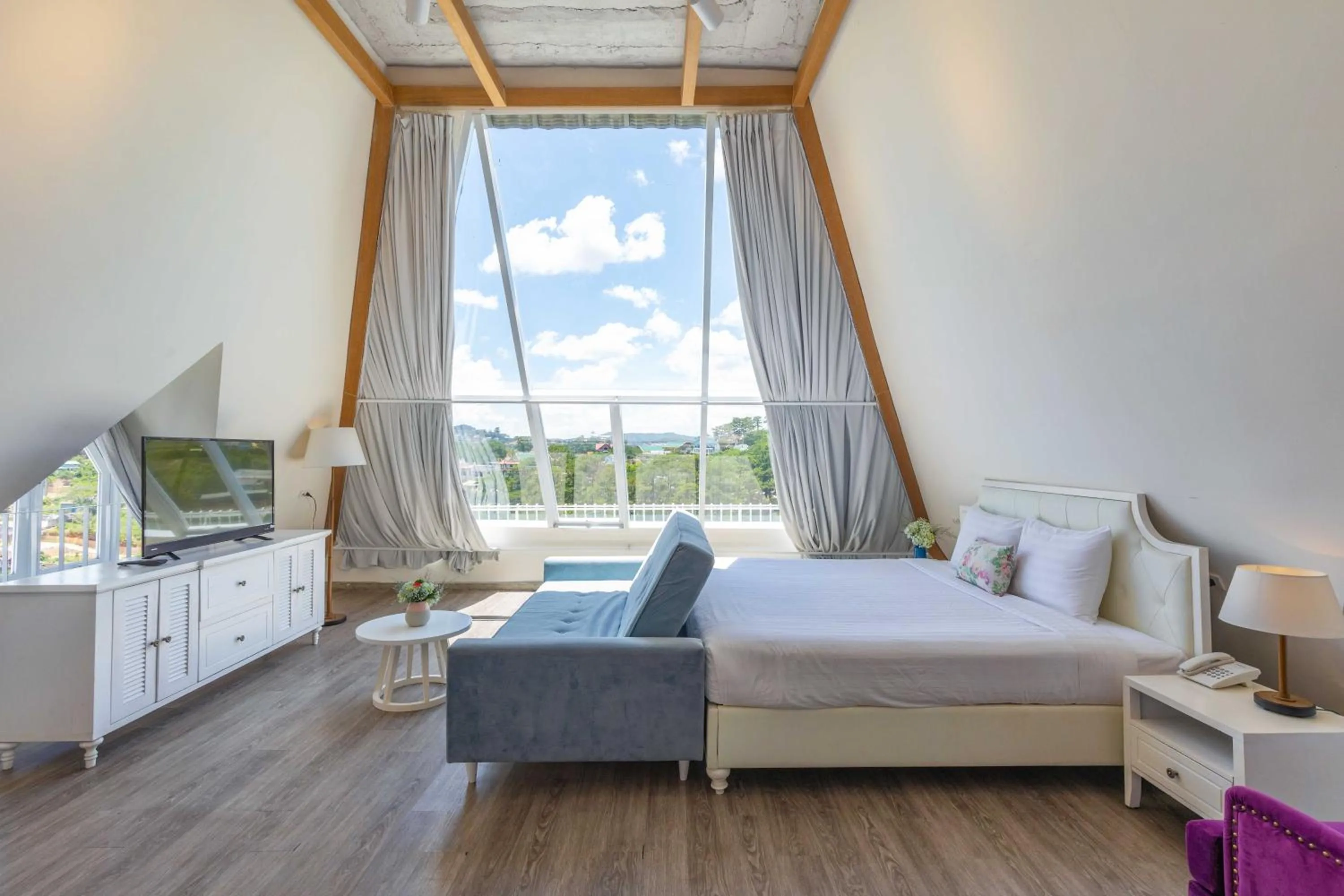 Property building, Bed in Dalat De Charme Village