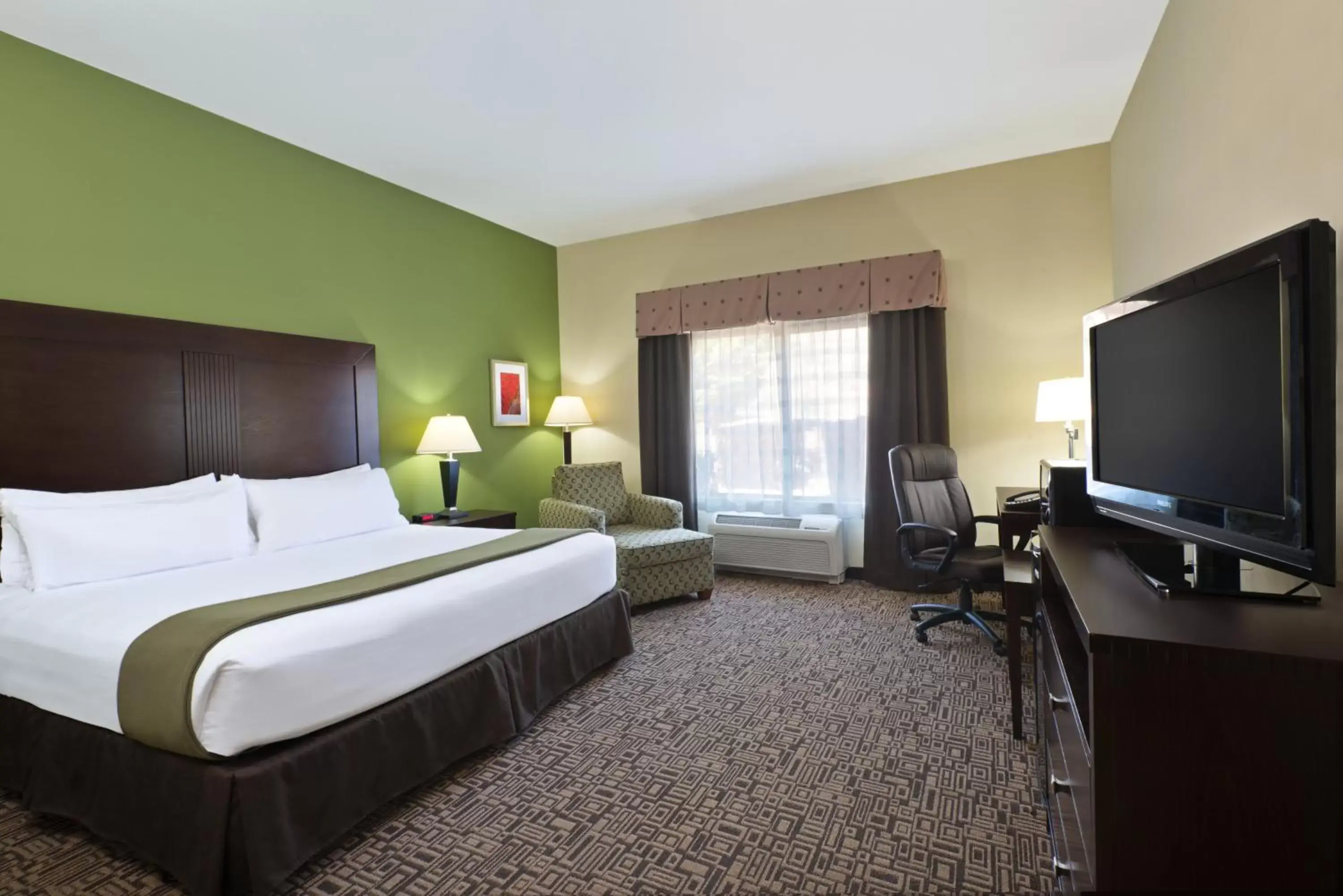 Photo of the whole room, TV/Entertainment Center in Holiday Inn Express Richfield, an IHG Hotel