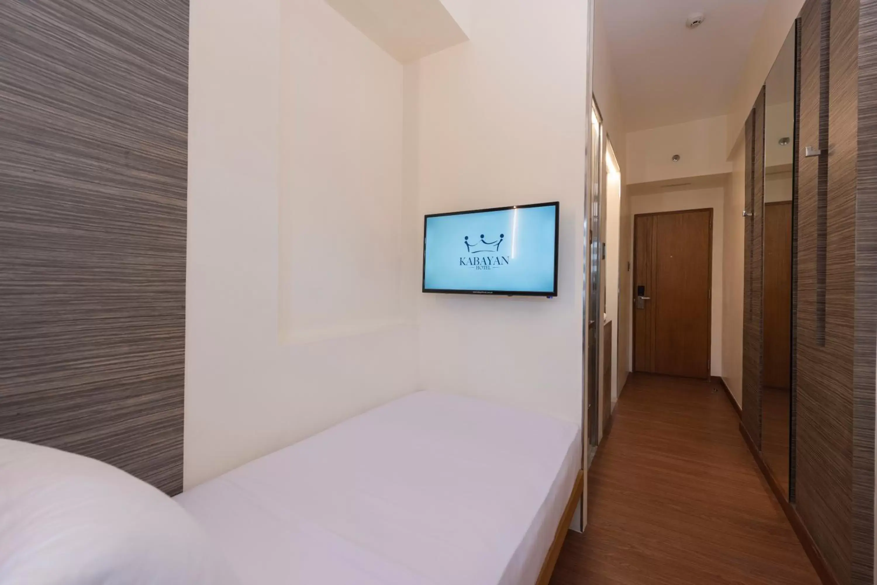 Bed, TV/Entertainment Center in Kabayan Hotel Pasay