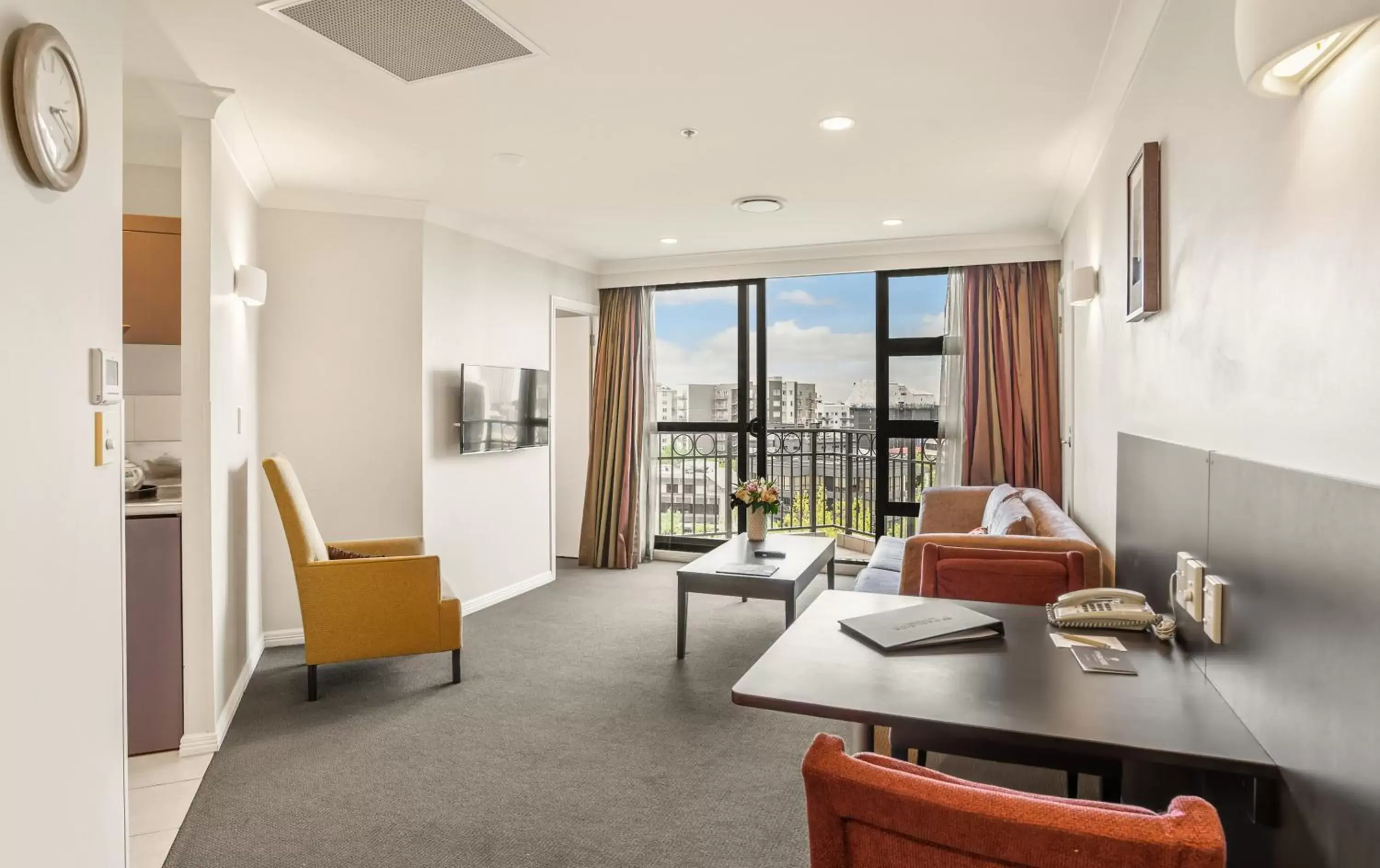 Dining area in Parkside Hotel & Apartments