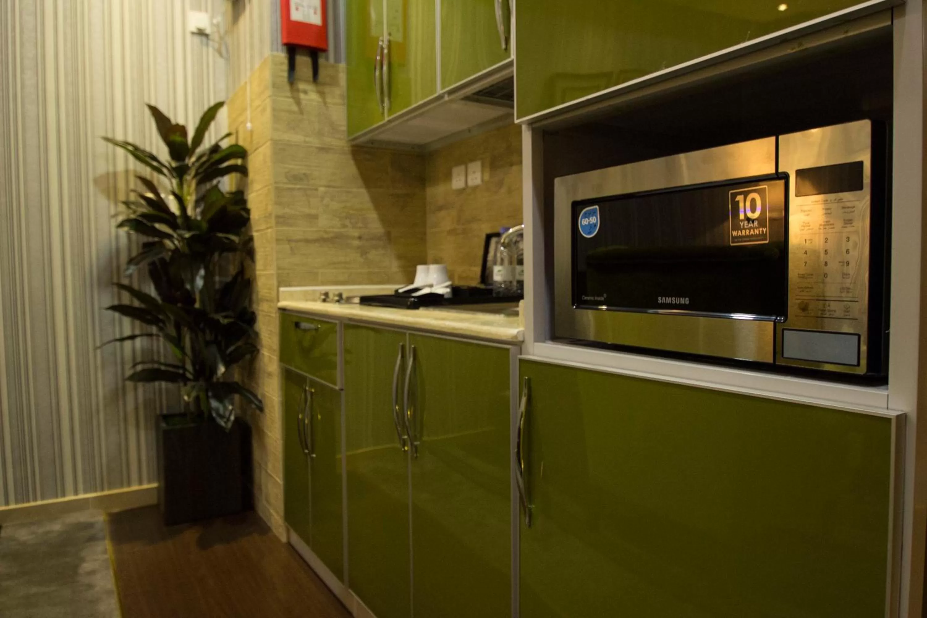 Kitchen or kitchenette in شاطيء الحياة للأجنحة الفندقية shaty alhayat