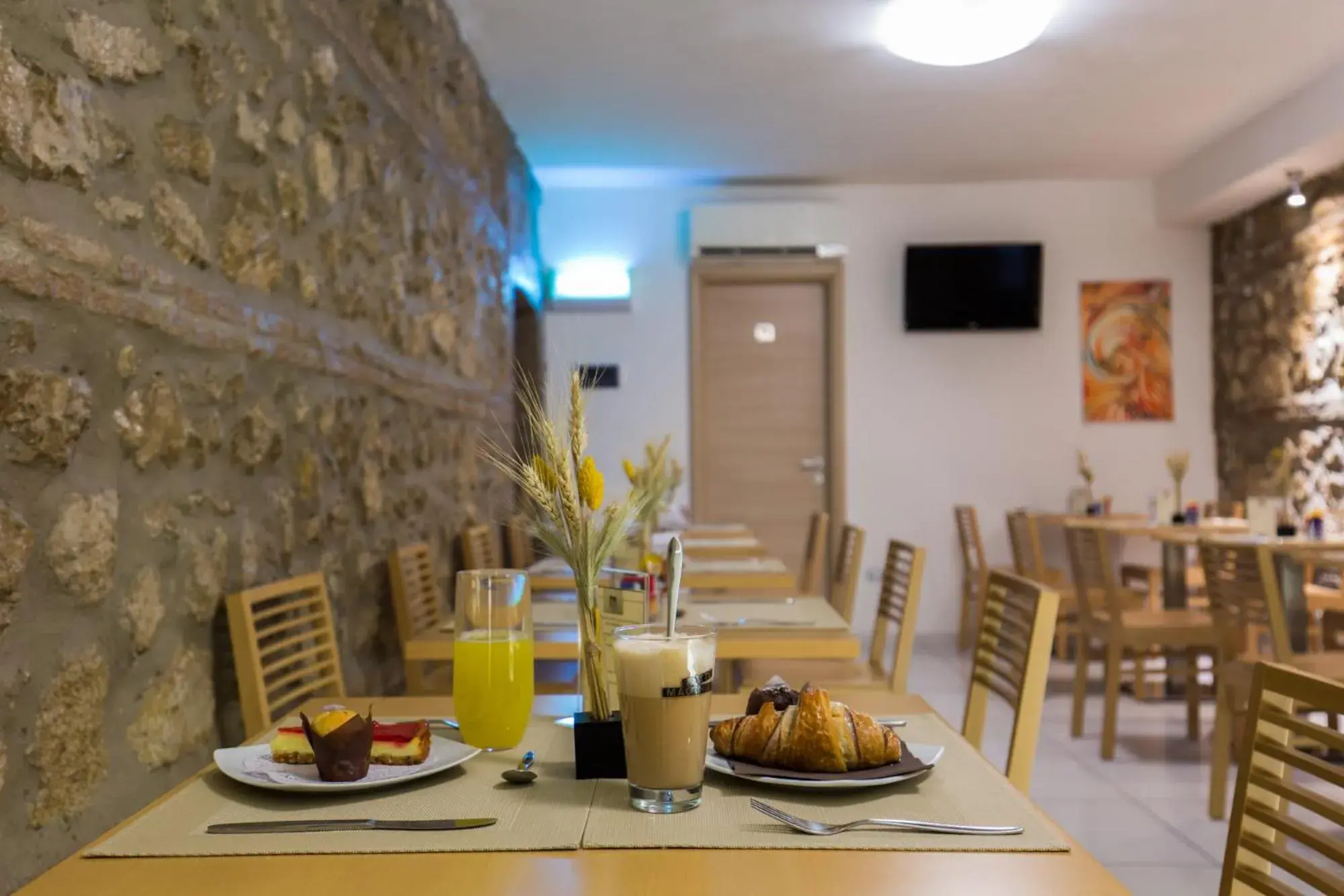 Restaurant/Places to Eat in Plana Hotel