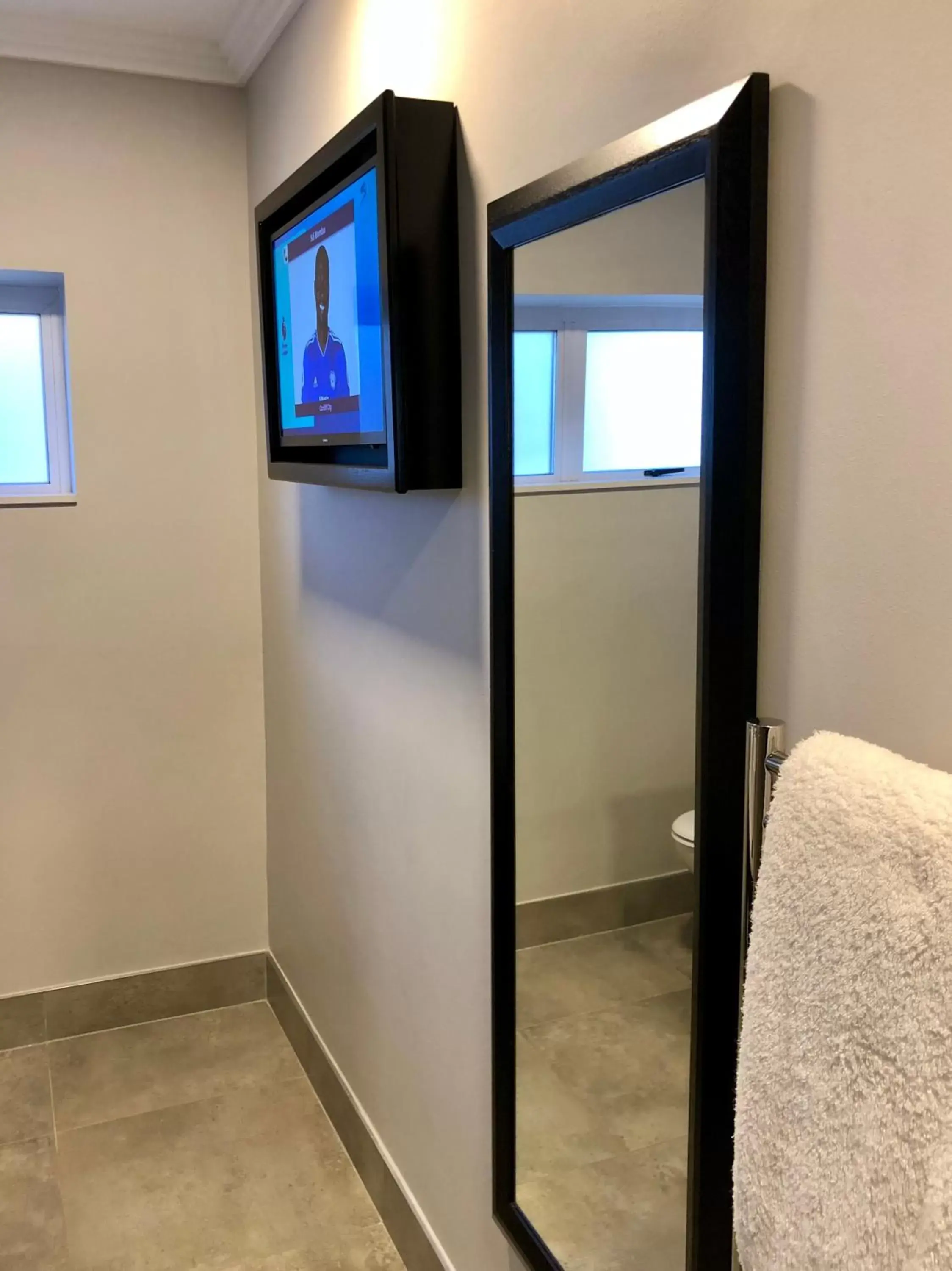 Bathroom, TV/Entertainment Center in Belaire Suites Hotel