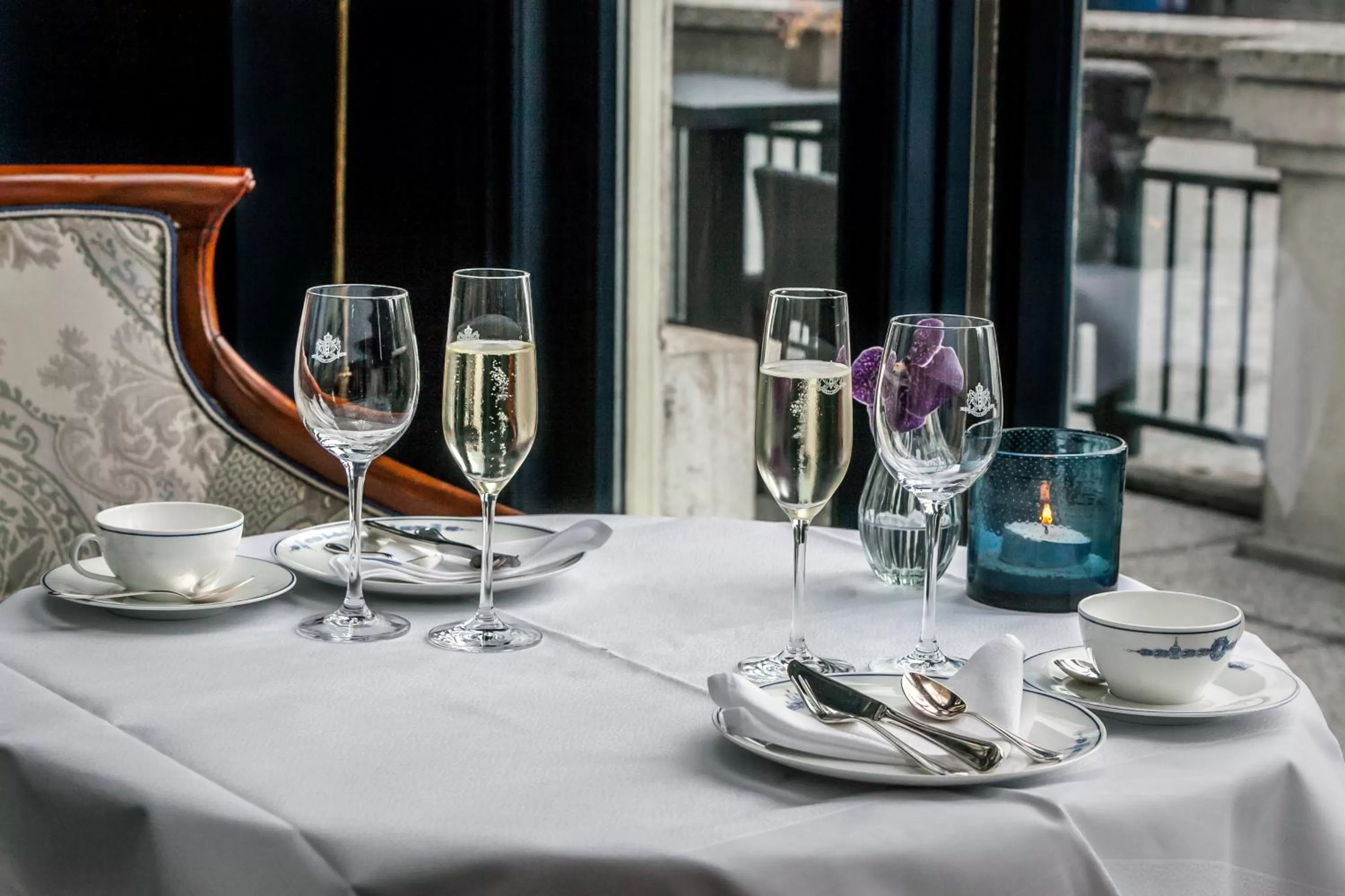 Lounge or bar in InterContinental Amstel Amsterdam by IHG