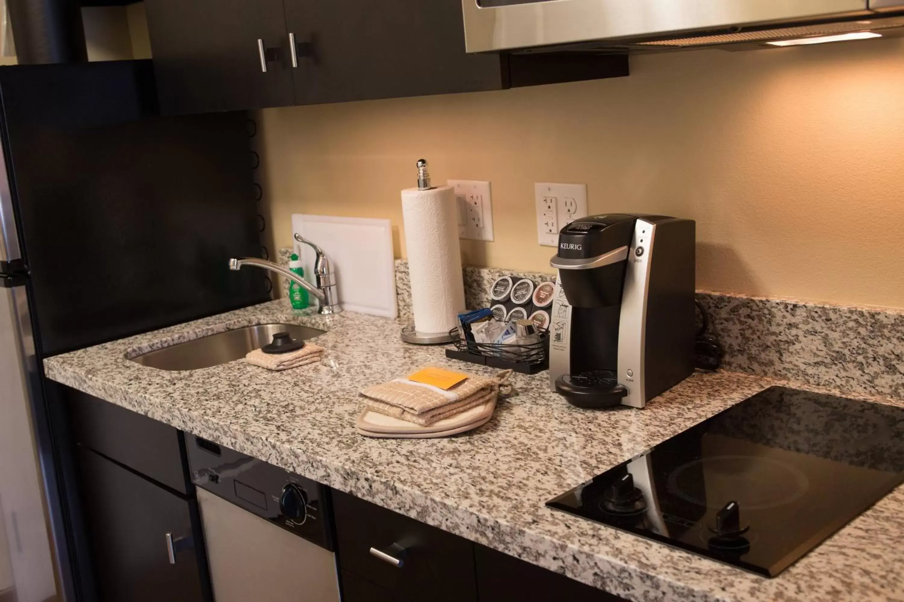 Kitchen or kitchenette, Kitchen/Kitchenette in TownePlace Suites by Marriott Lincoln North