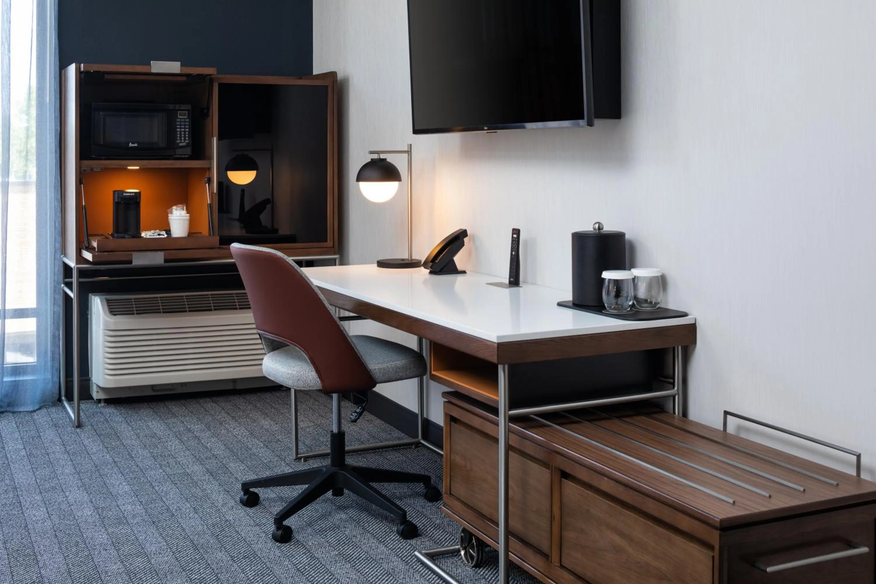 TV and multimedia in Courtyard by Marriott Owatonna Downtown