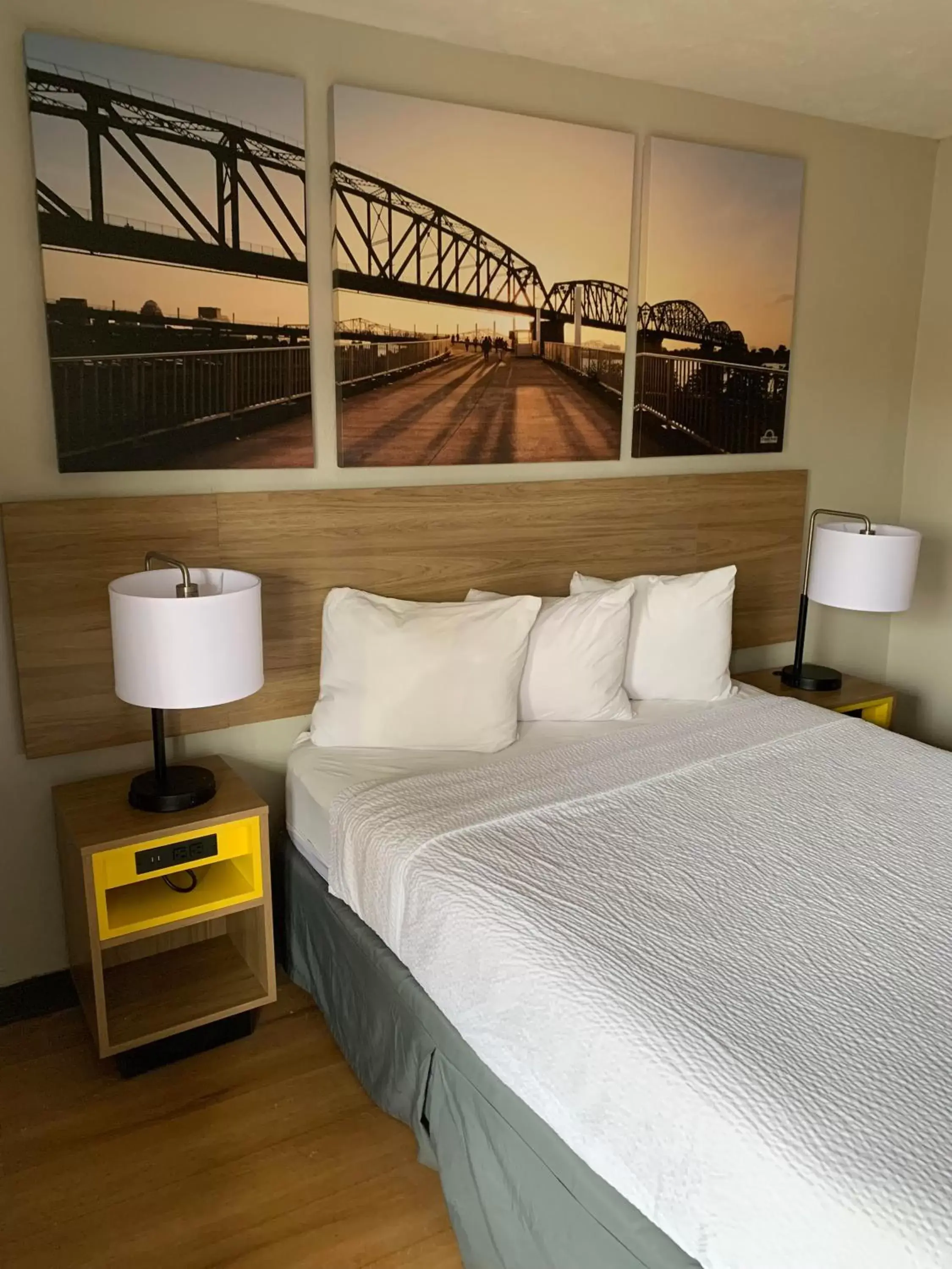 Bed in Days Inn by Wyndham Louisville Airport Fair and Expo Center