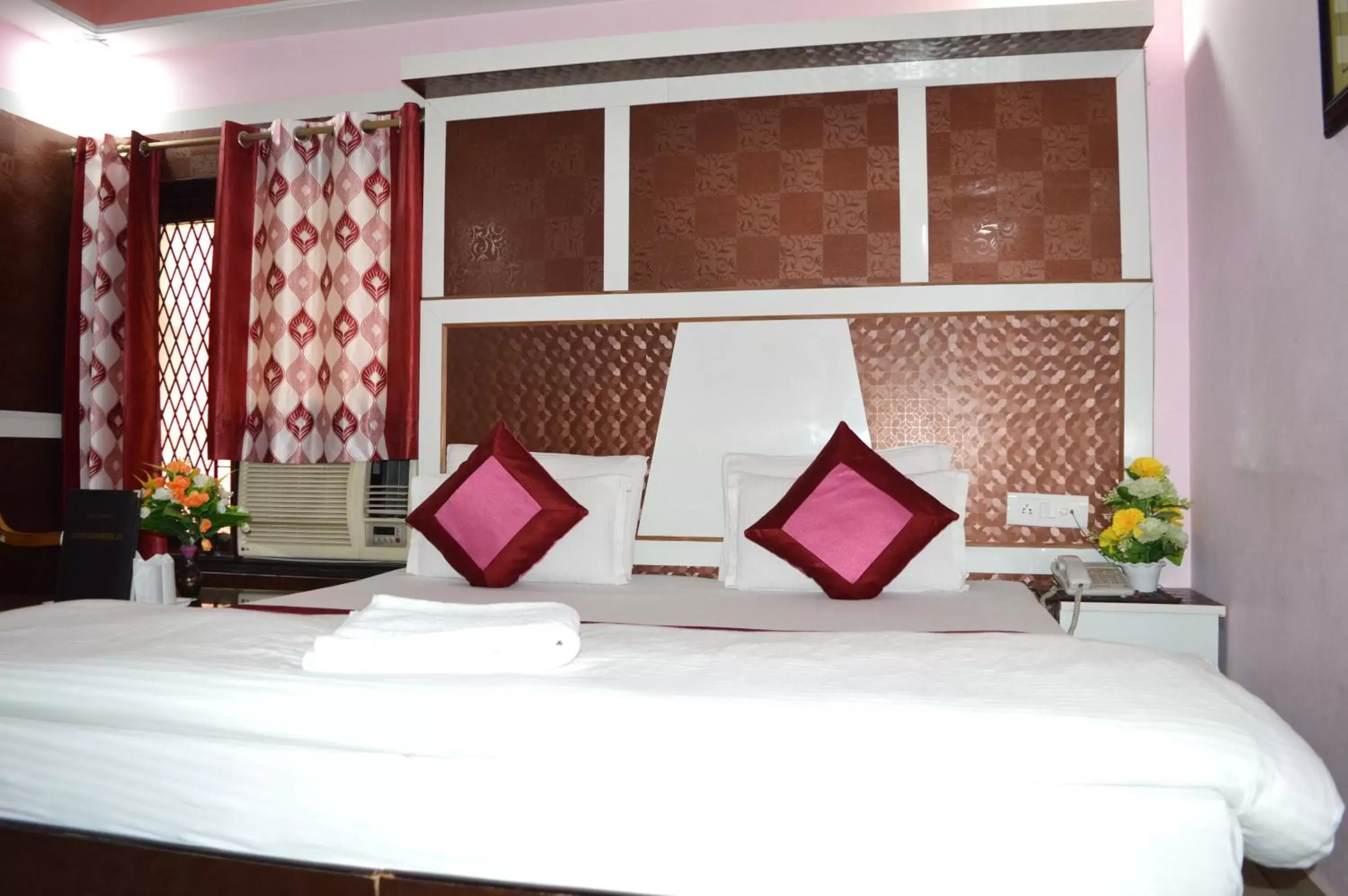 Bedroom, Bed in Hotel Su Shree Continental 5 Minutes Walk From New Delhi Railway Station