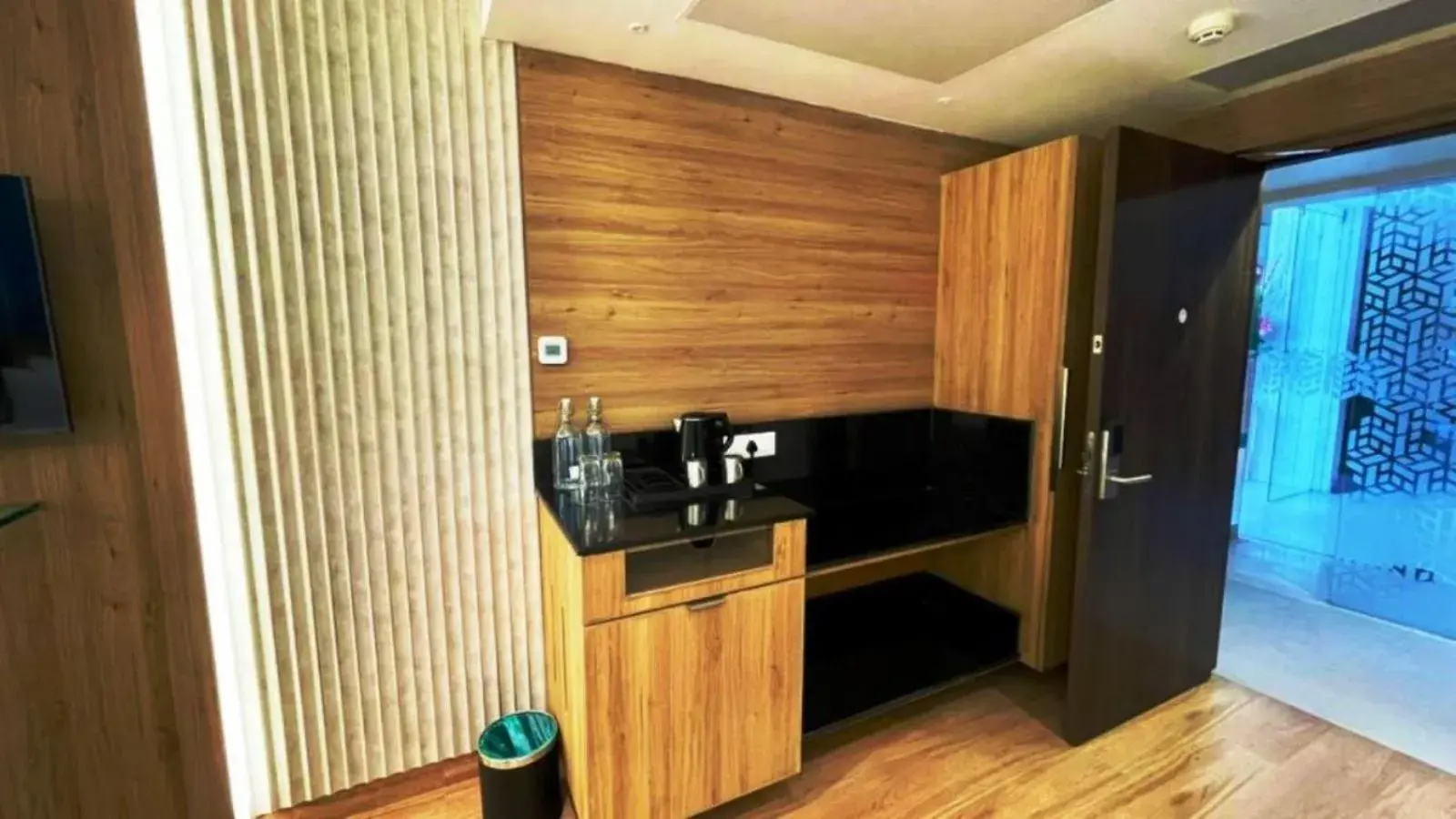 Coffee/tea facilities, Kitchen/Kitchenette in Roopa Elite