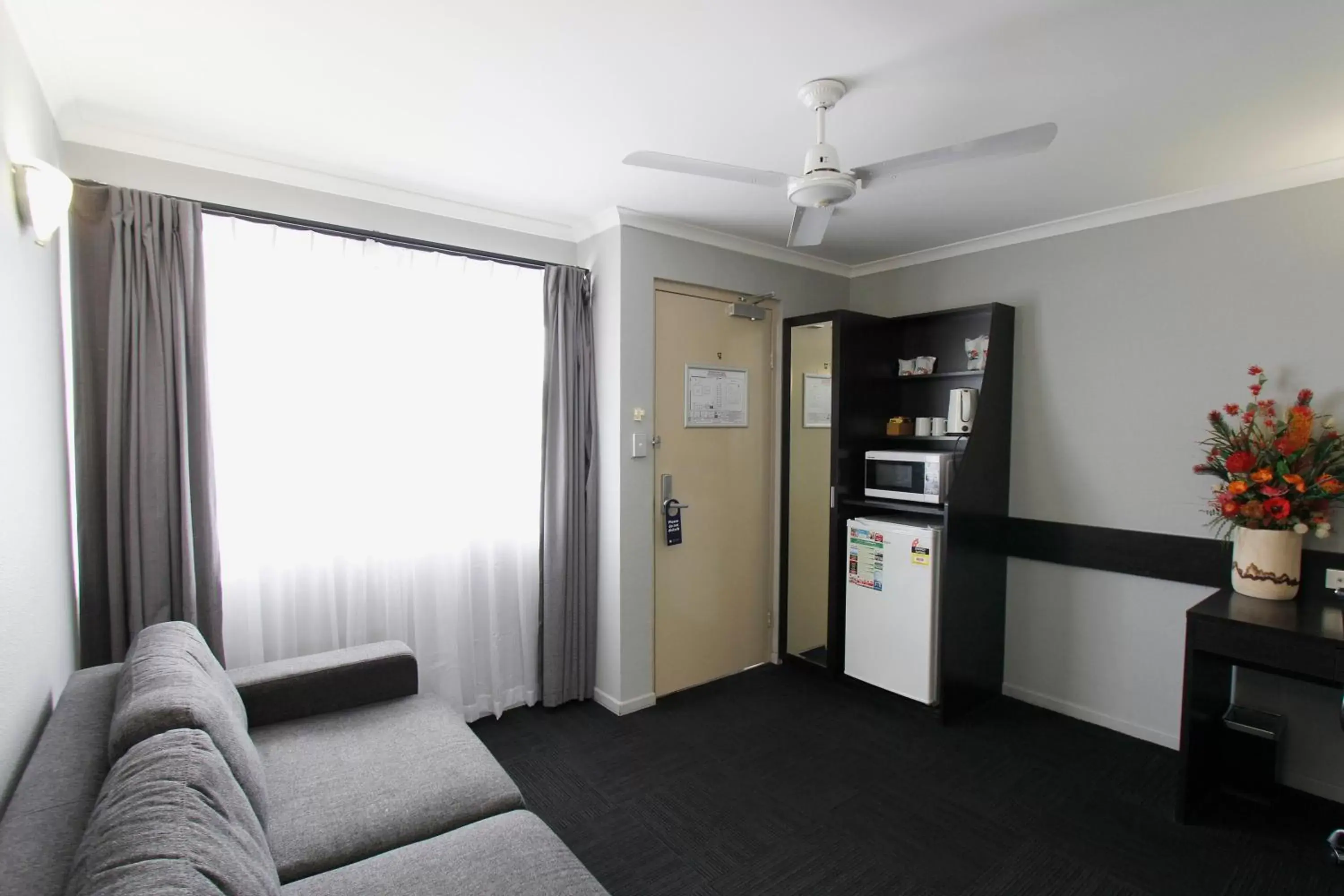 Kitchen or kitchenette, Seating Area in The Stirling Motel