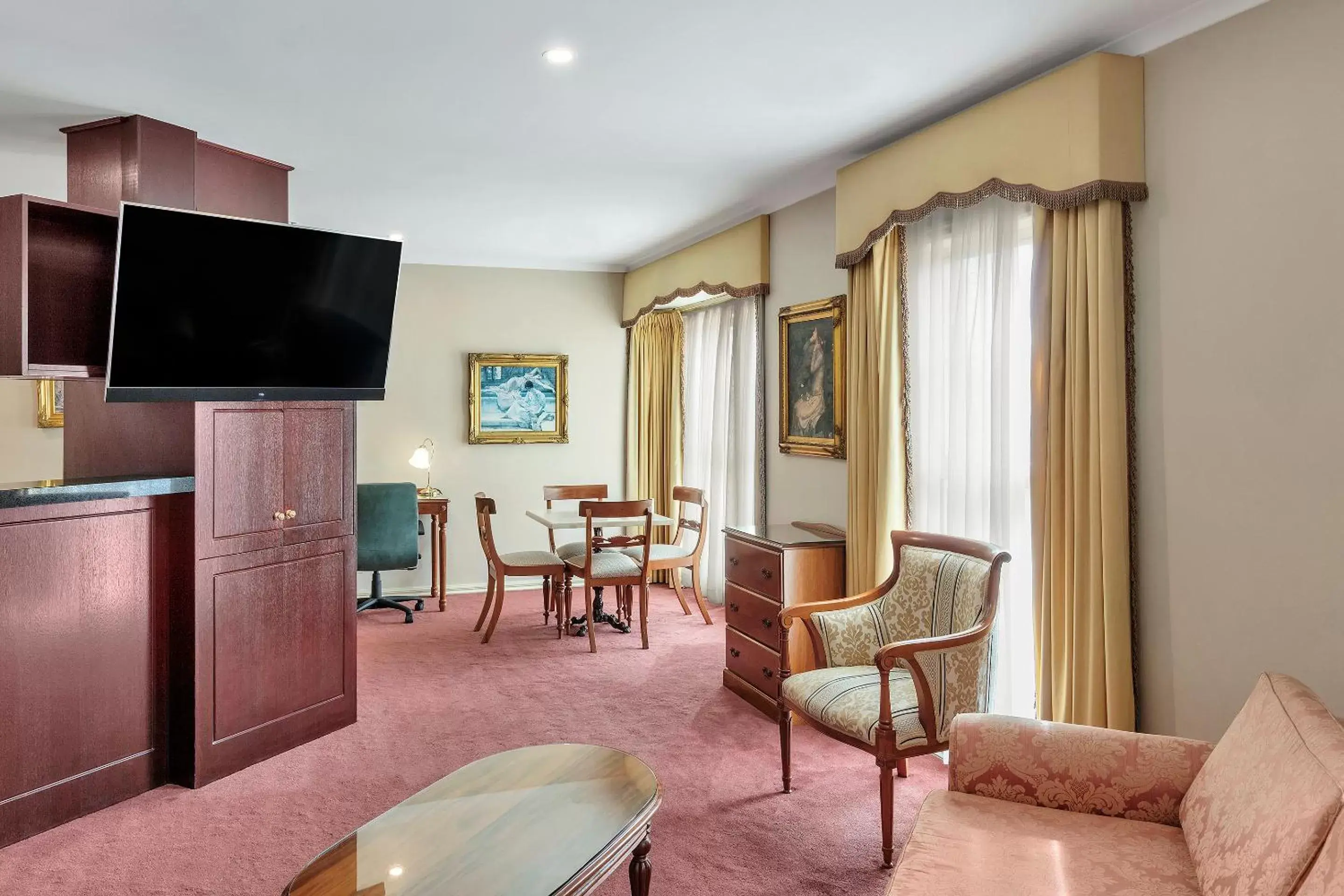 Living room, TV/Entertainment Center in Quality Hotel Canterbury International