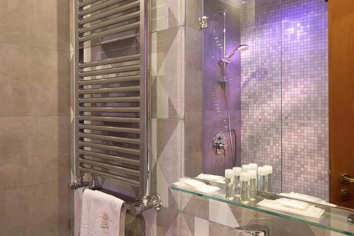 Shower in American Hotel