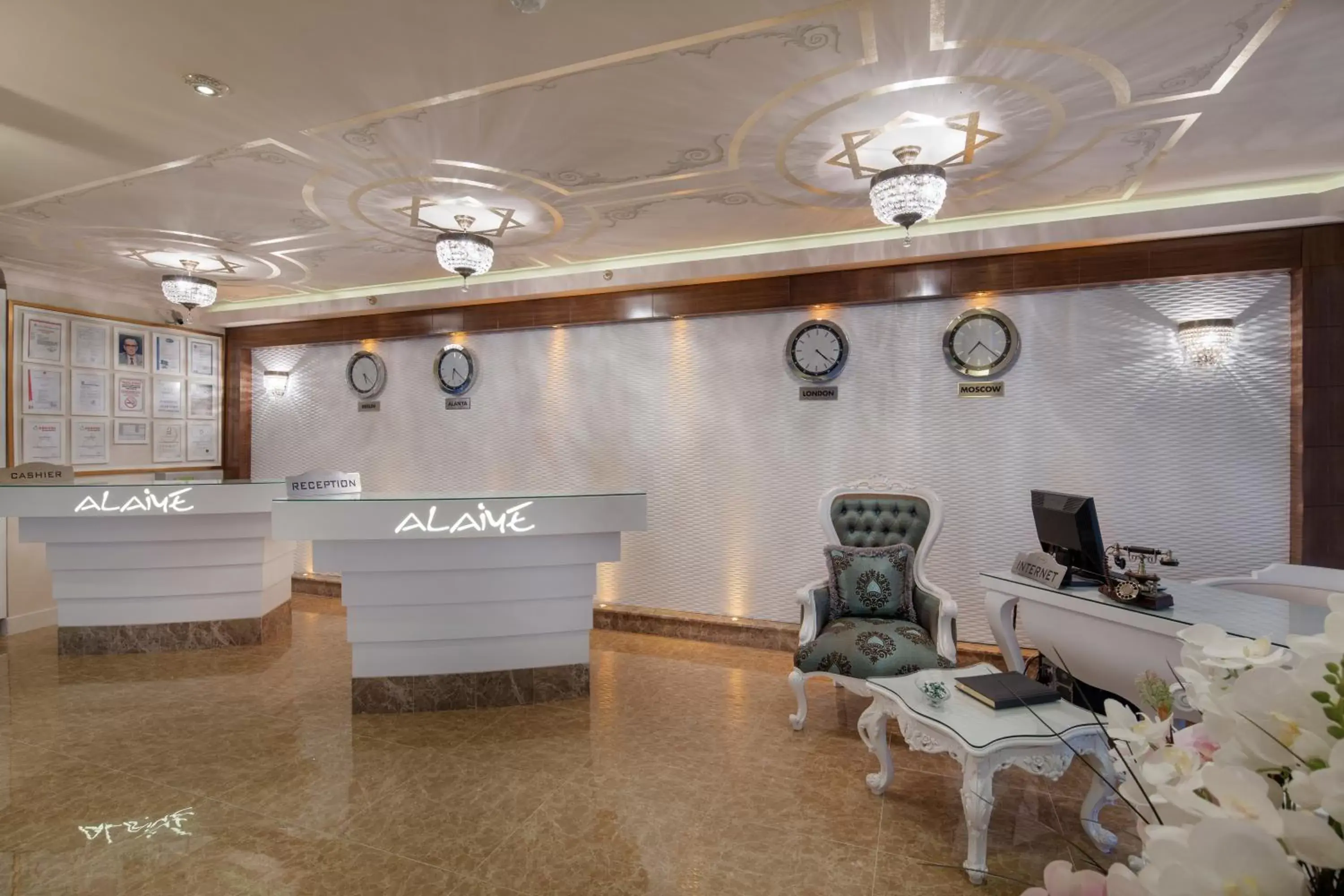 Communal lounge/ TV room in Alaiye Kleopatra Hotel