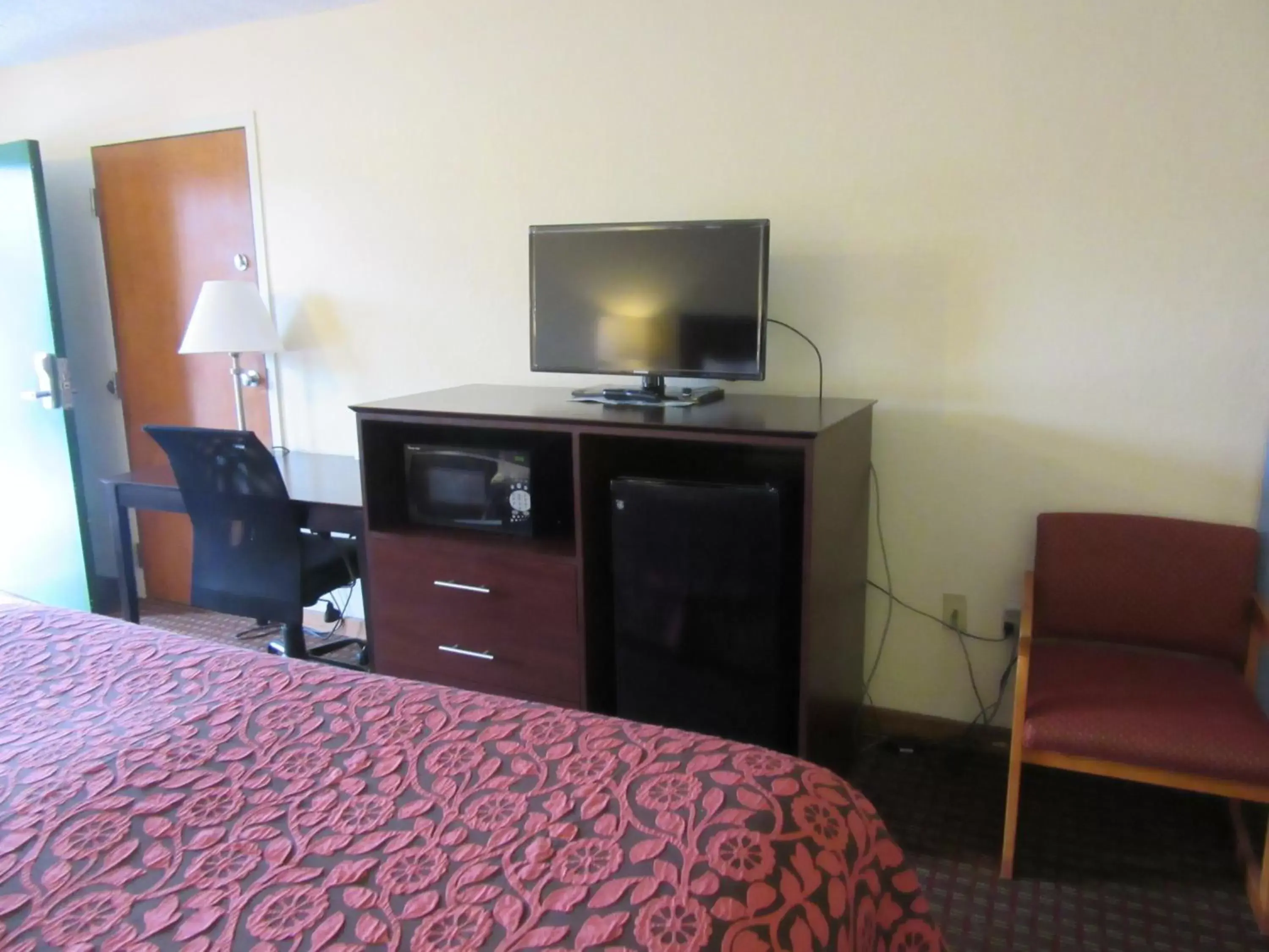 TV and multimedia, TV/Entertainment Center in Days Inn by Wyndham Columbia NE Fort Jackson