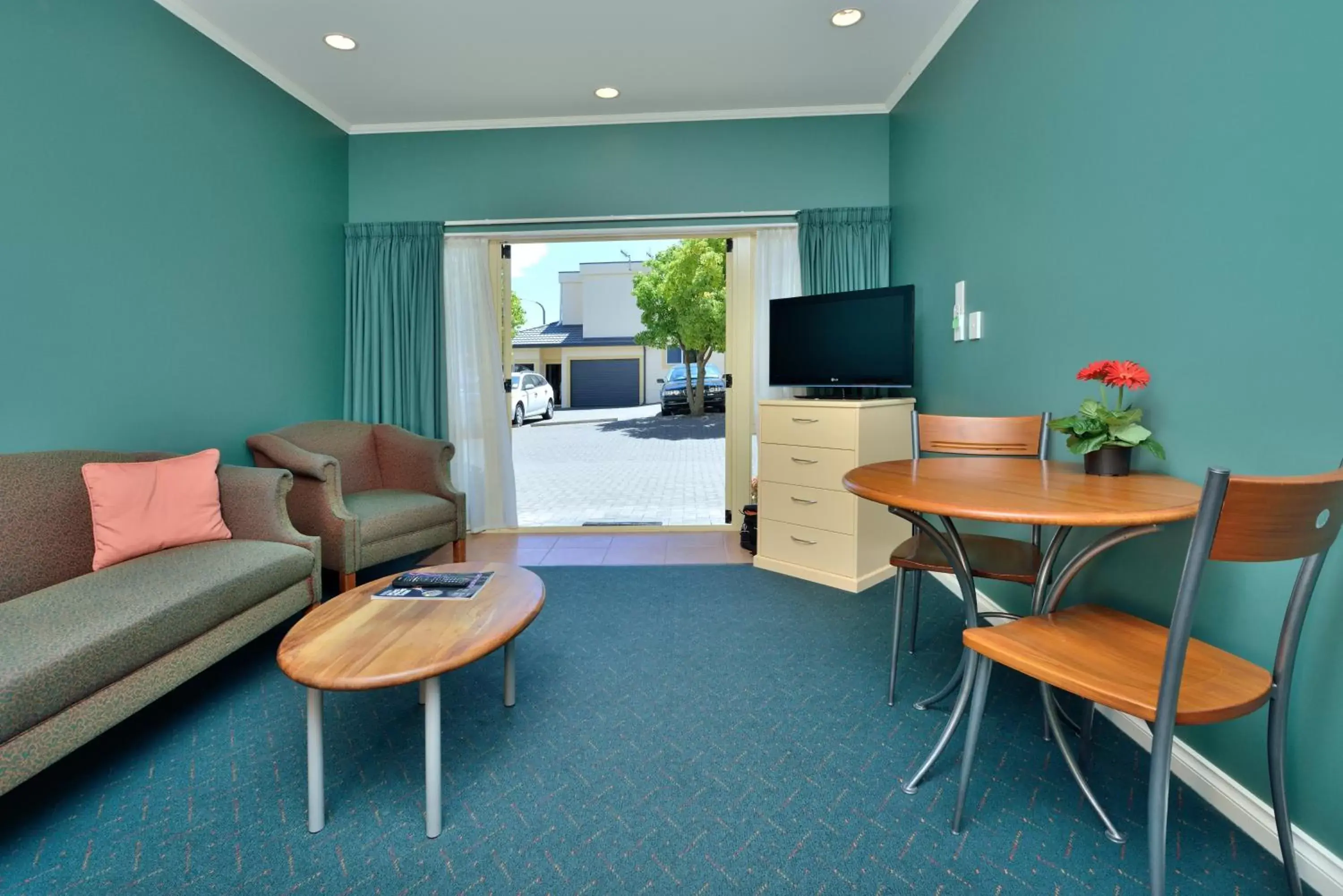 TV and multimedia, Seating Area in Shoreline Motel