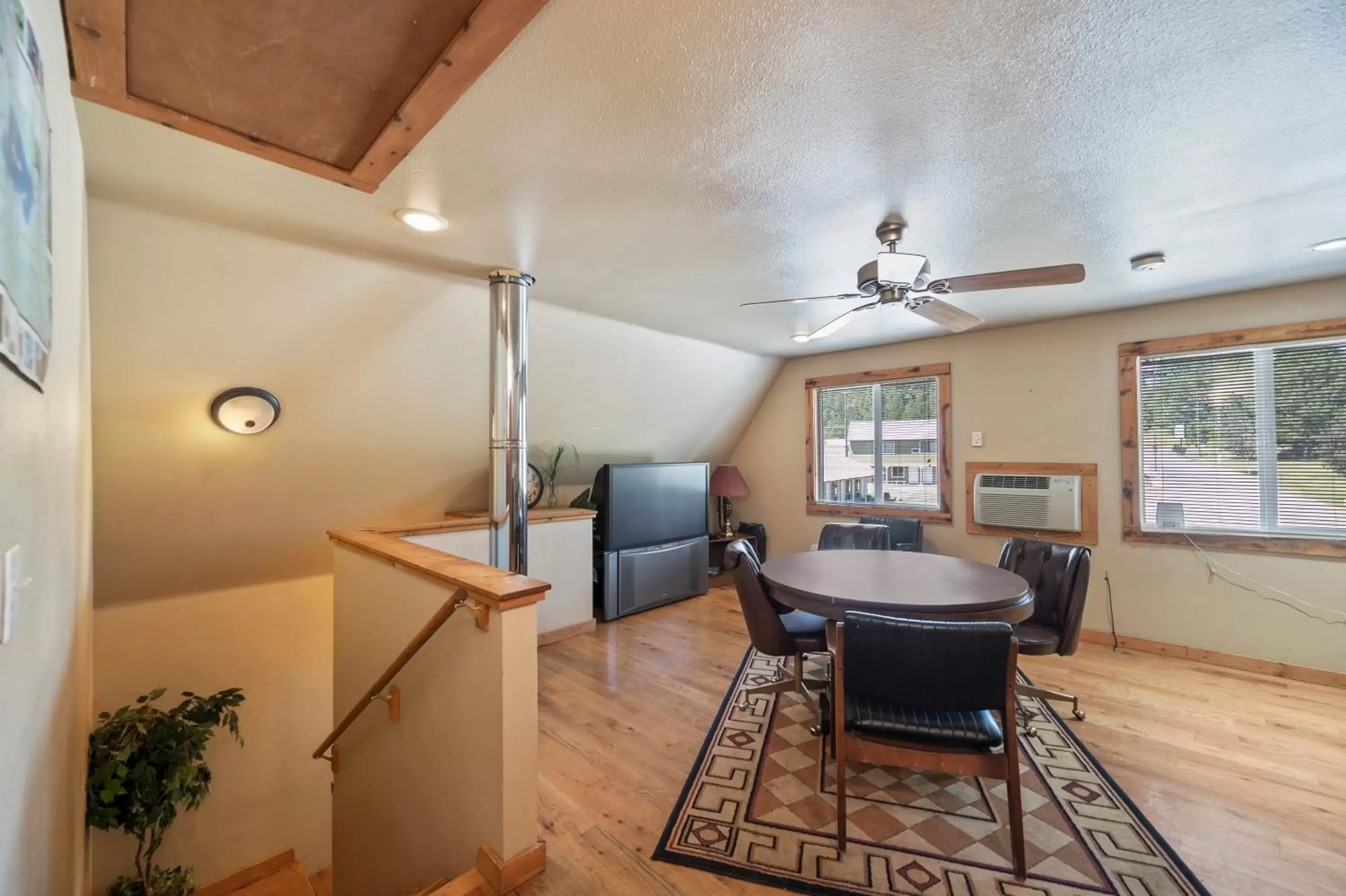 Dining Area in Birch Glen Lodge