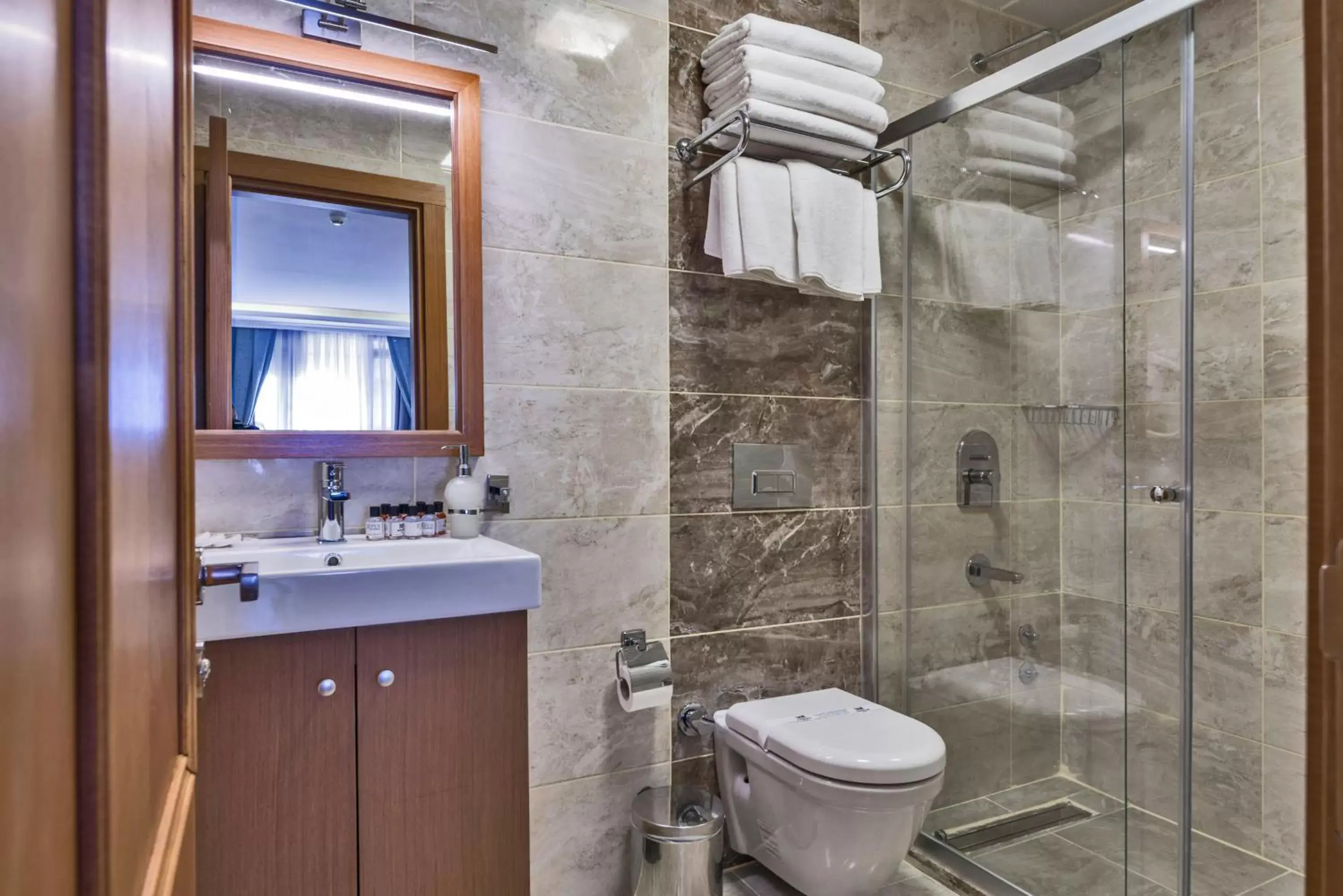 Bathroom in Magnaura House Hotel