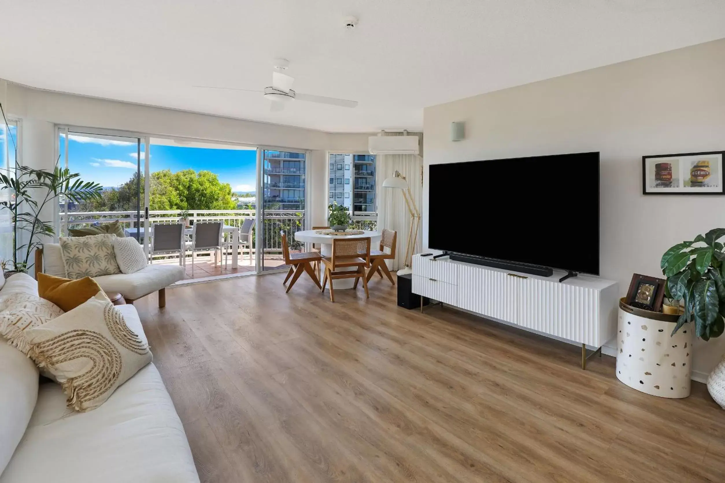 Living room, TV/Entertainment Center in Beachside Resort Kawana Waters