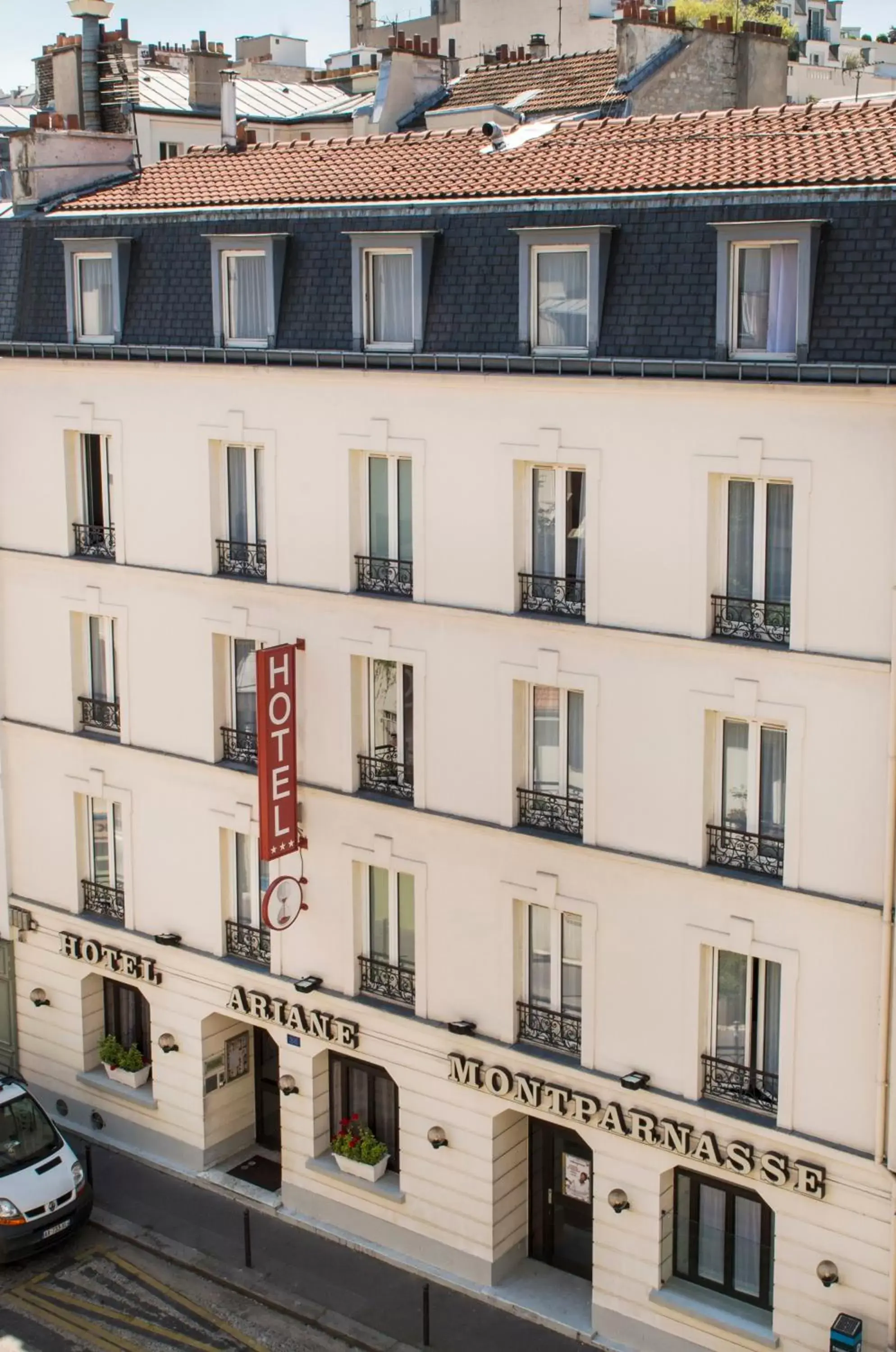 Property Building in Hotel Ariane Montparnasse by Patrick Hayat