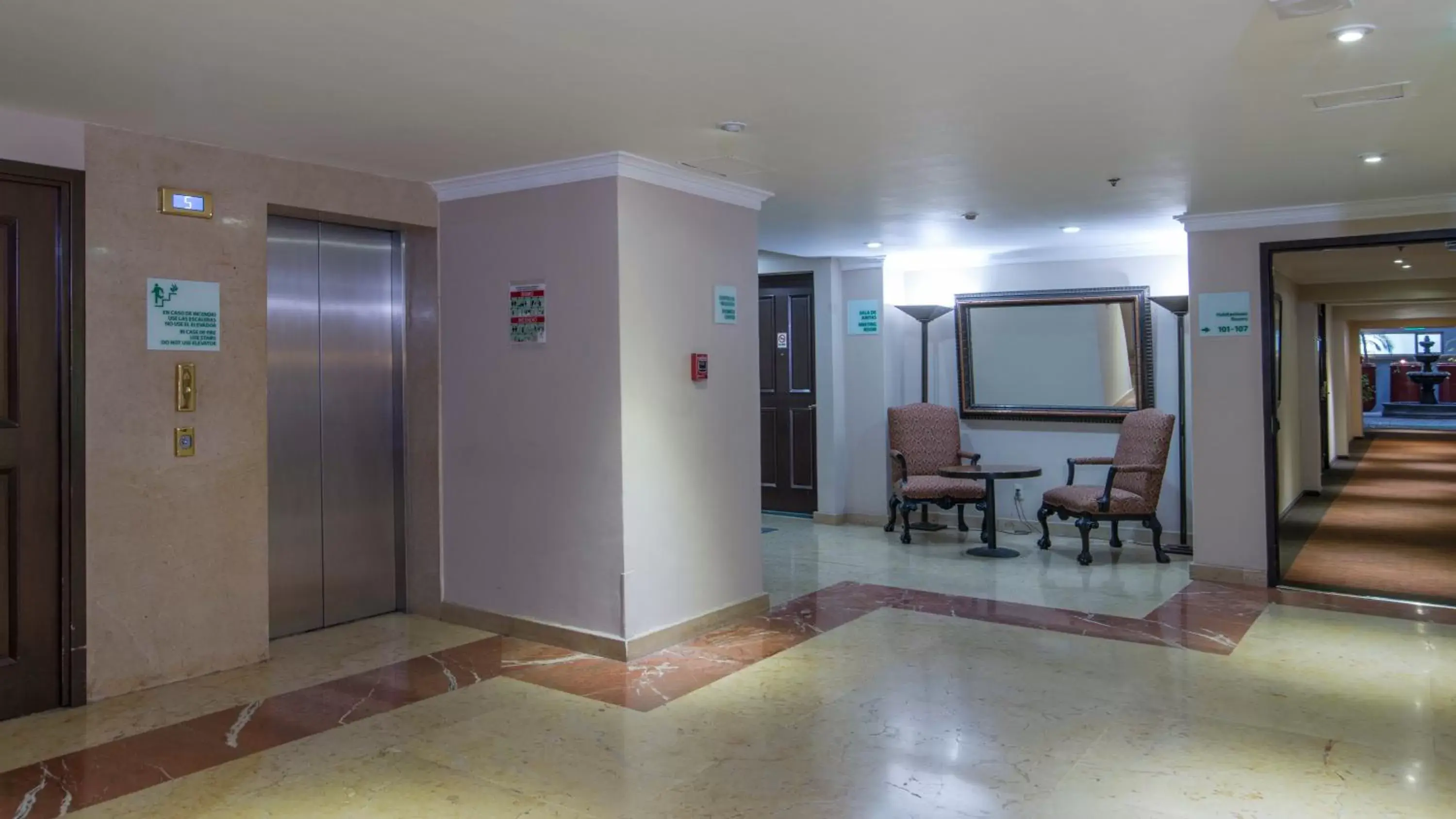 Lobby or reception in Holiday Inn & Suites Mexico Zona Reforma, an IHG Hotel