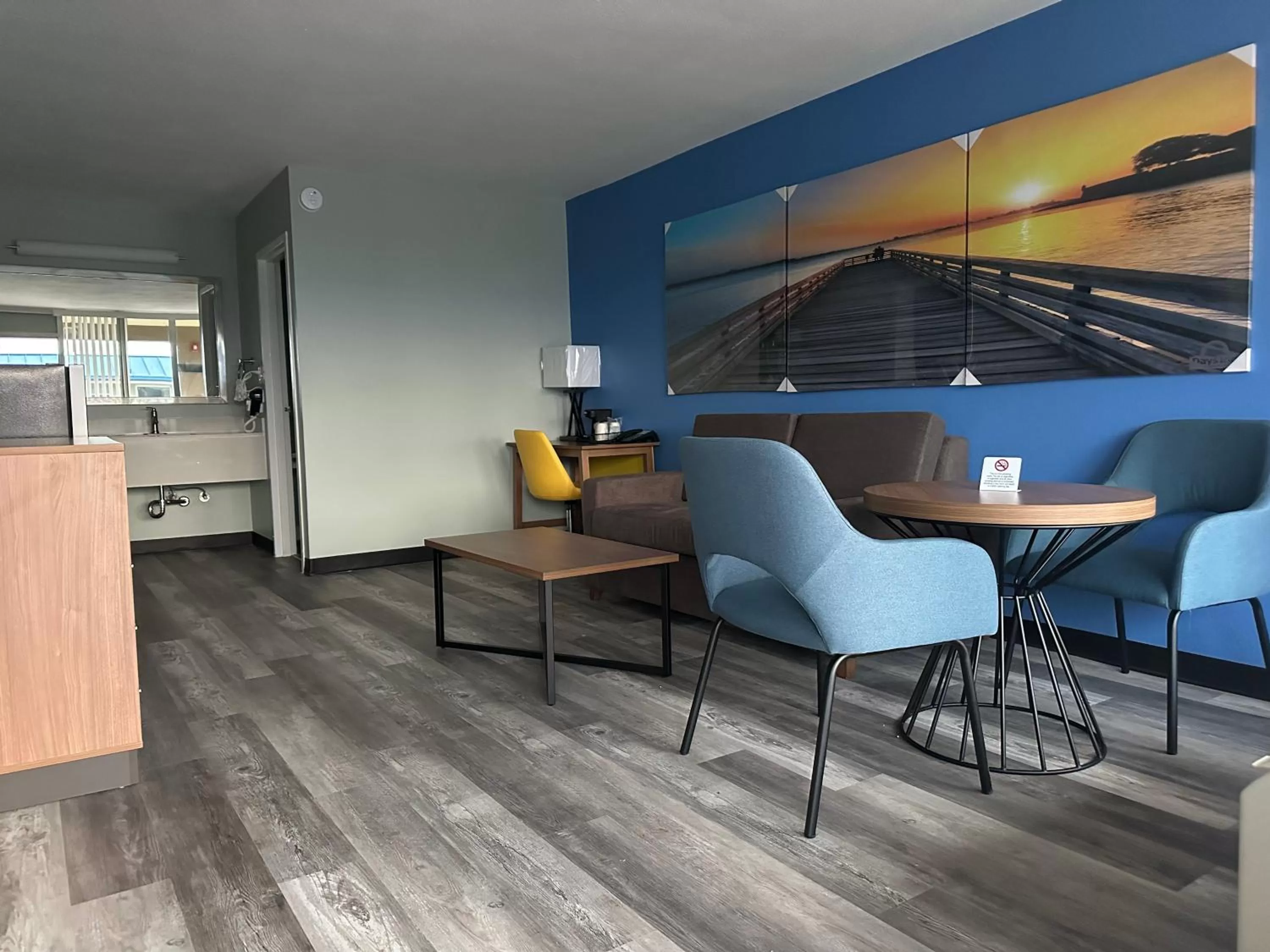 Living room in Days Inn & Suites by Wyndham Jennings