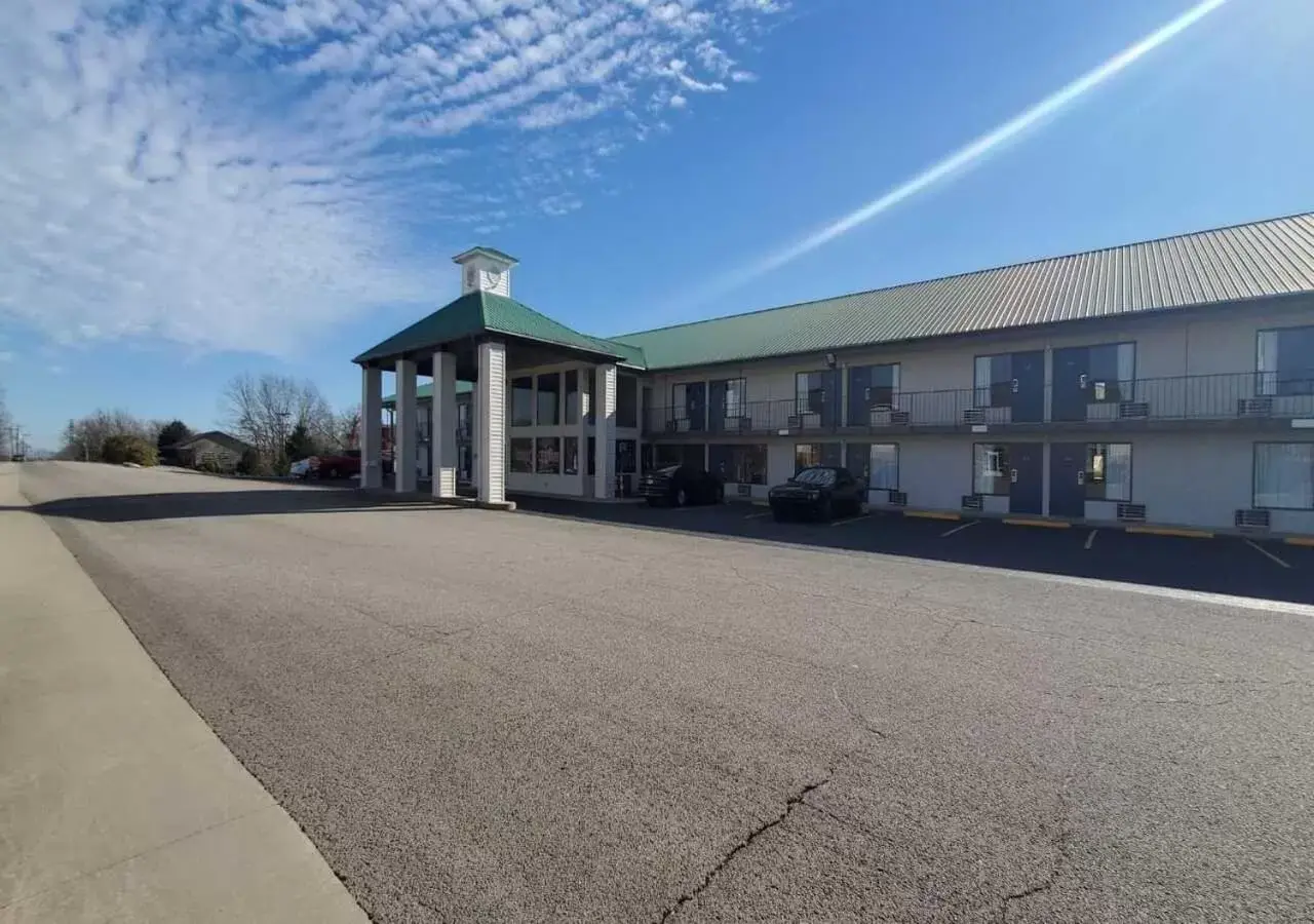 Property Building in Motel 6 Branson West, MO - Silver Dollar City