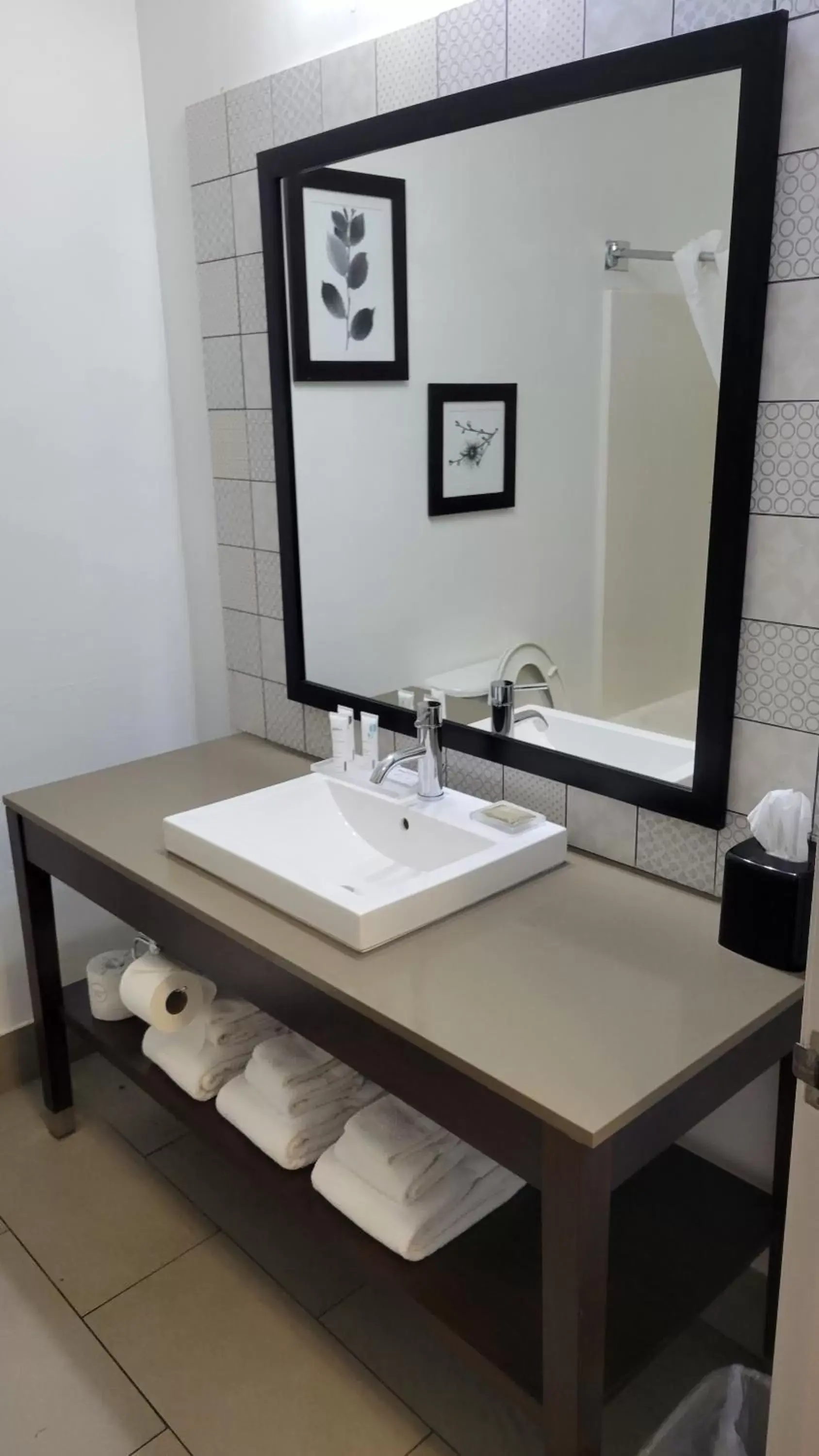 Bathroom in Country Inn & Suites by Radisson, McDonough, GA