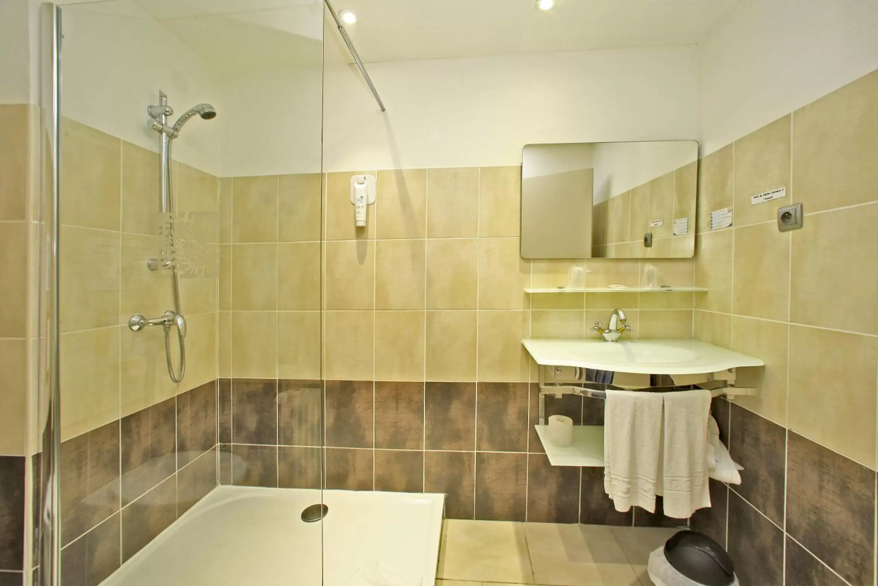 Bathroom in Hôtel O'Nice Saintes