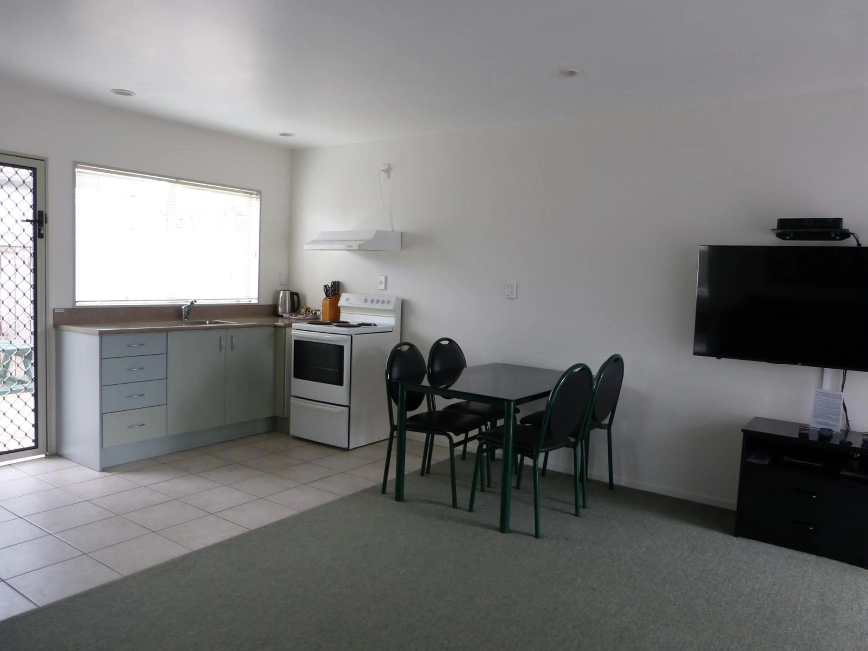 Kitchen or kitchenette in Blake Court Motel