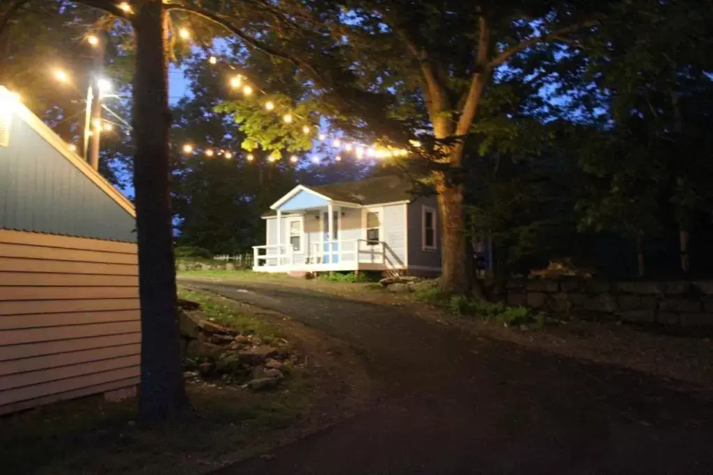 Garden, Property Building in Herring Run Motel and Tiny Cabins