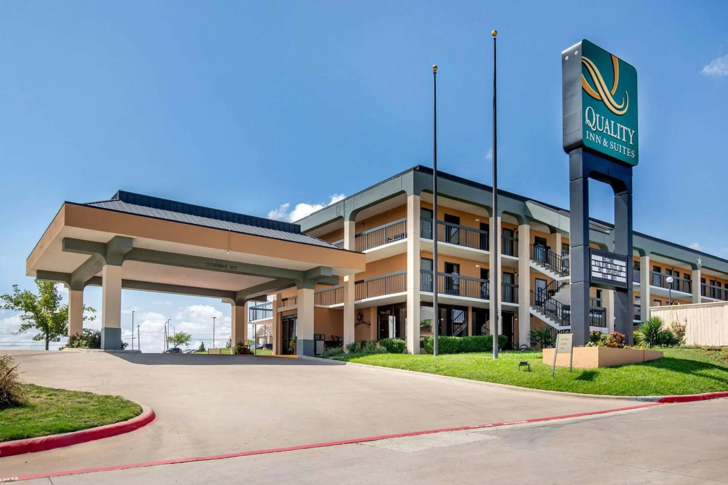 Property building in Quality Inn West Fort Worth Property building in Quality Inn West Fort Worth