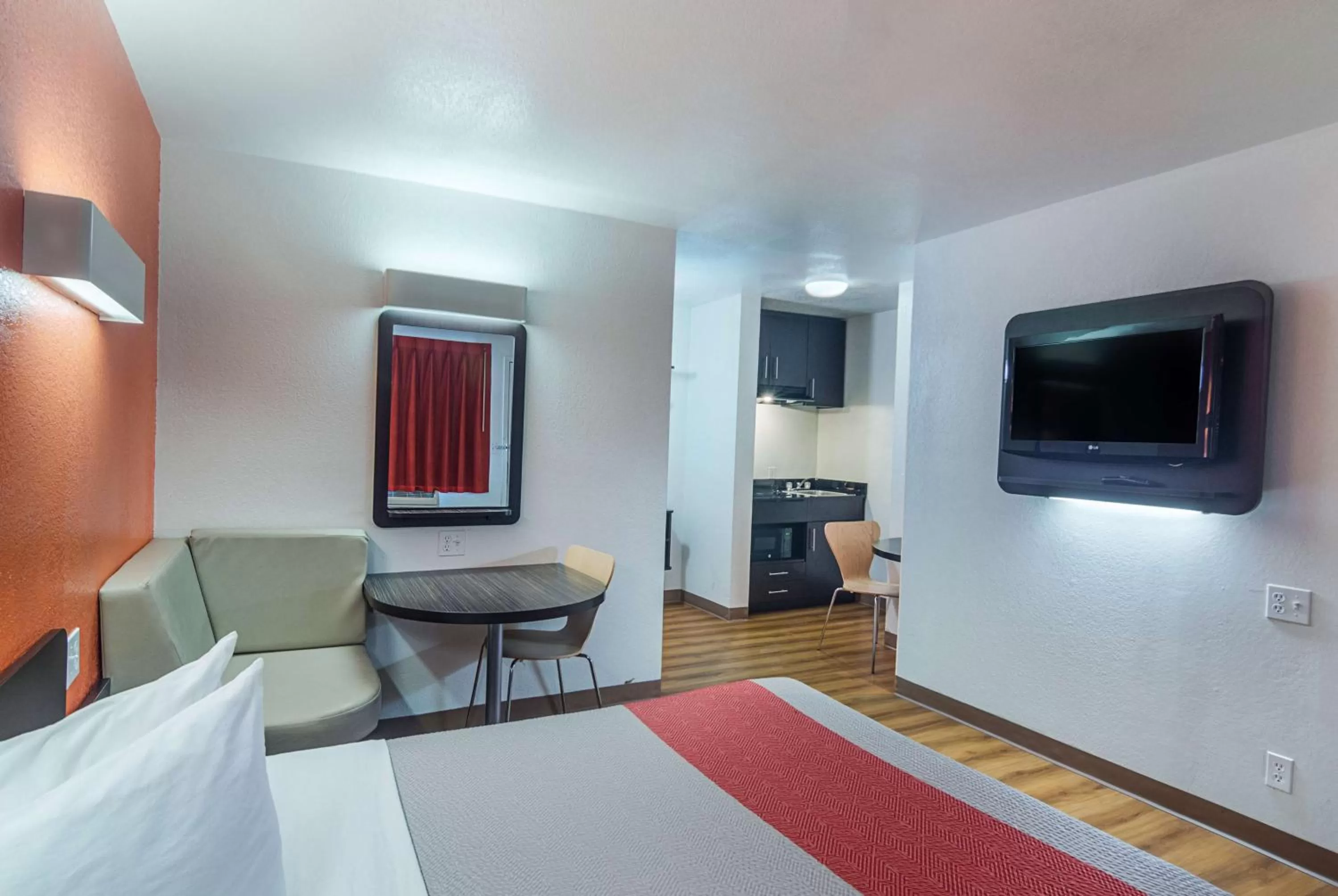 TV and multimedia, Bed in Motel 6-Ardmore, OK