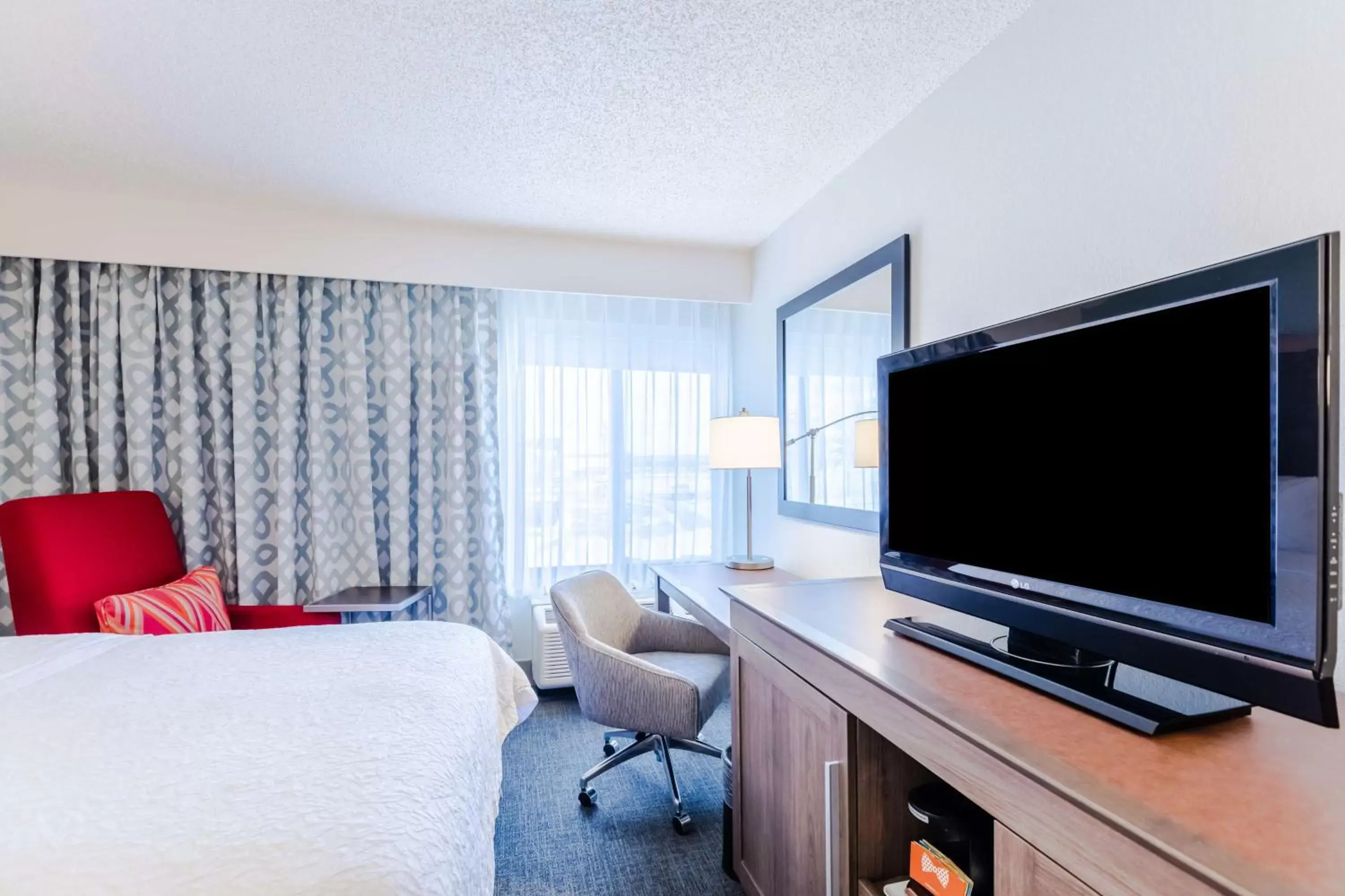 Bed, TV/Entertainment Center in Hampton Inn Rochester