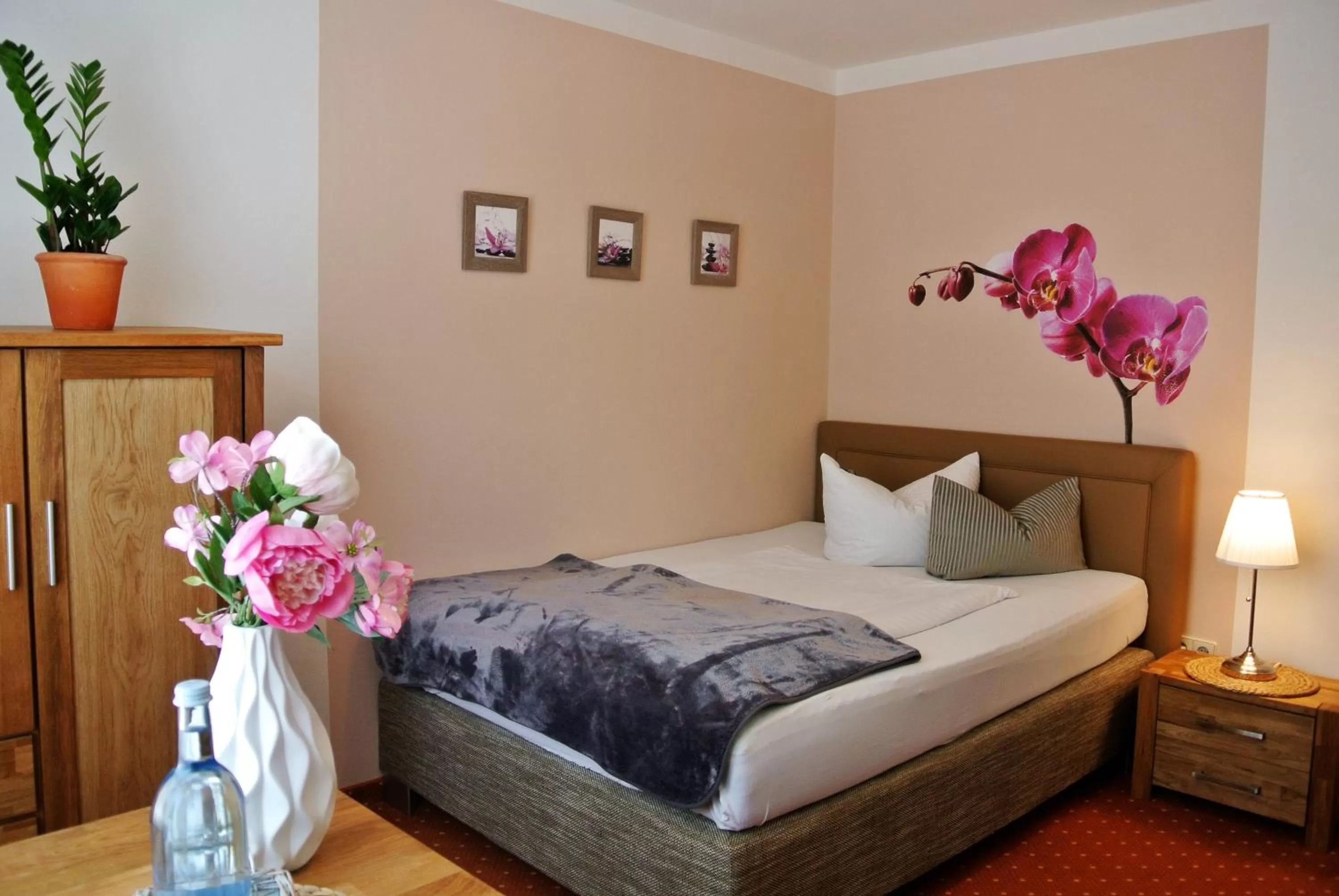 Photo of the whole room, Bed in Seehotel Lindenhof