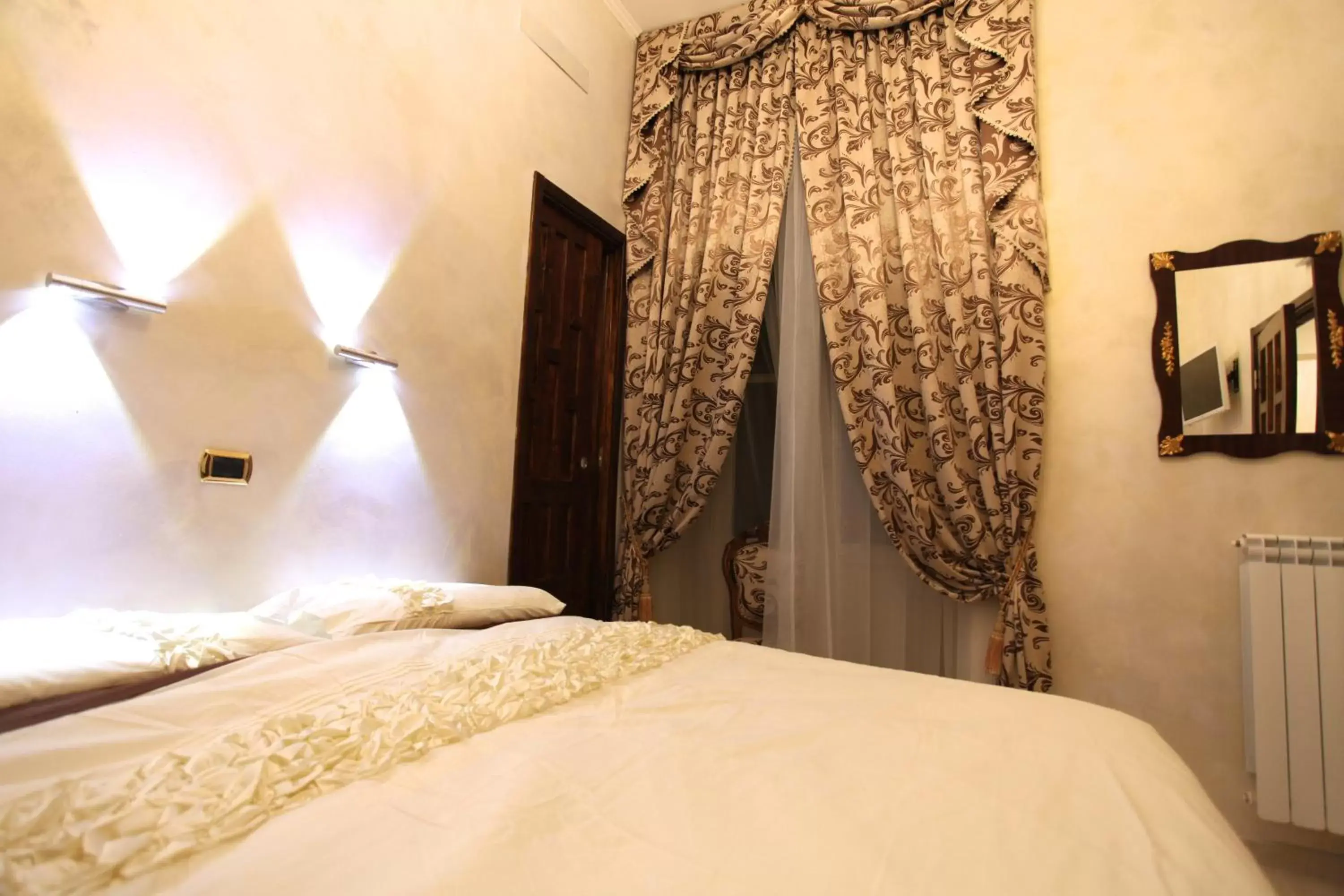 TV and multimedia, Bed in B&B Roma Royal Residence