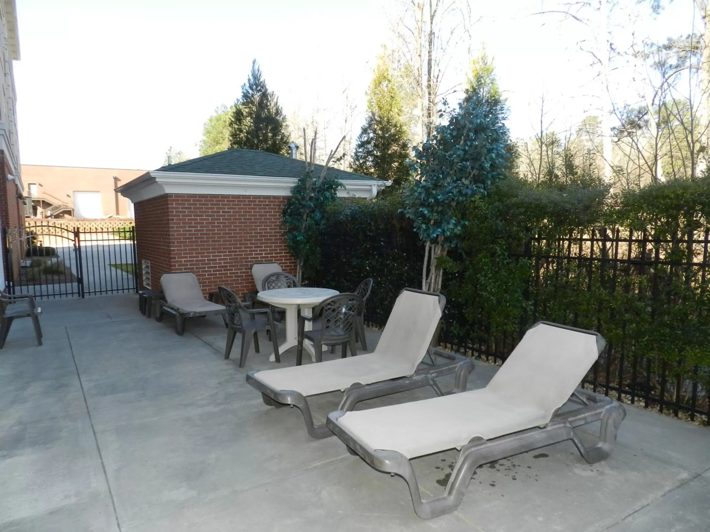 Patio in Country Inn & Suites by Radisson, Braselton, GA
