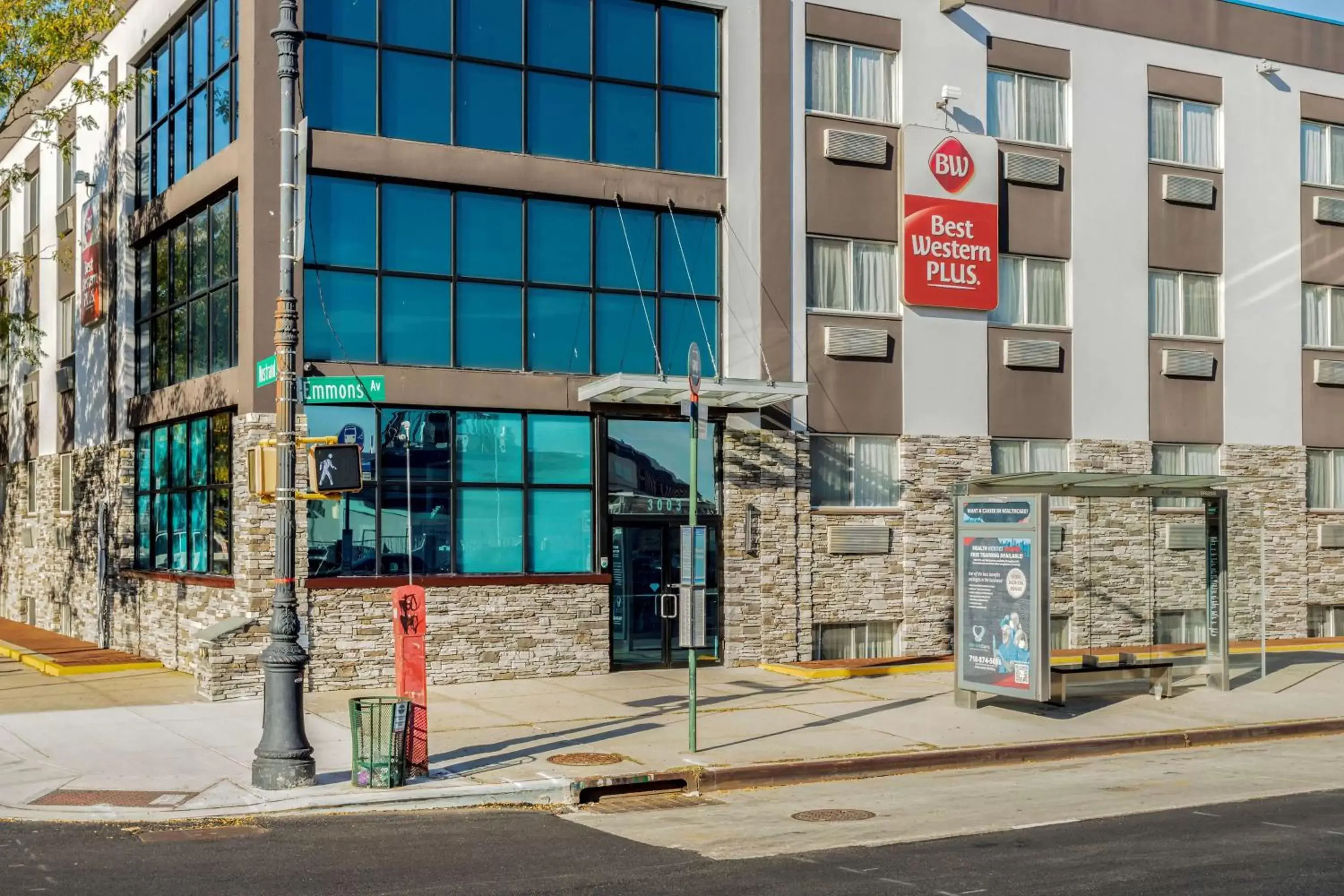 Property building in Best Western Plus Brooklyn Bay Hotel Property building in Best Western Plus Brooklyn Bay Hotel