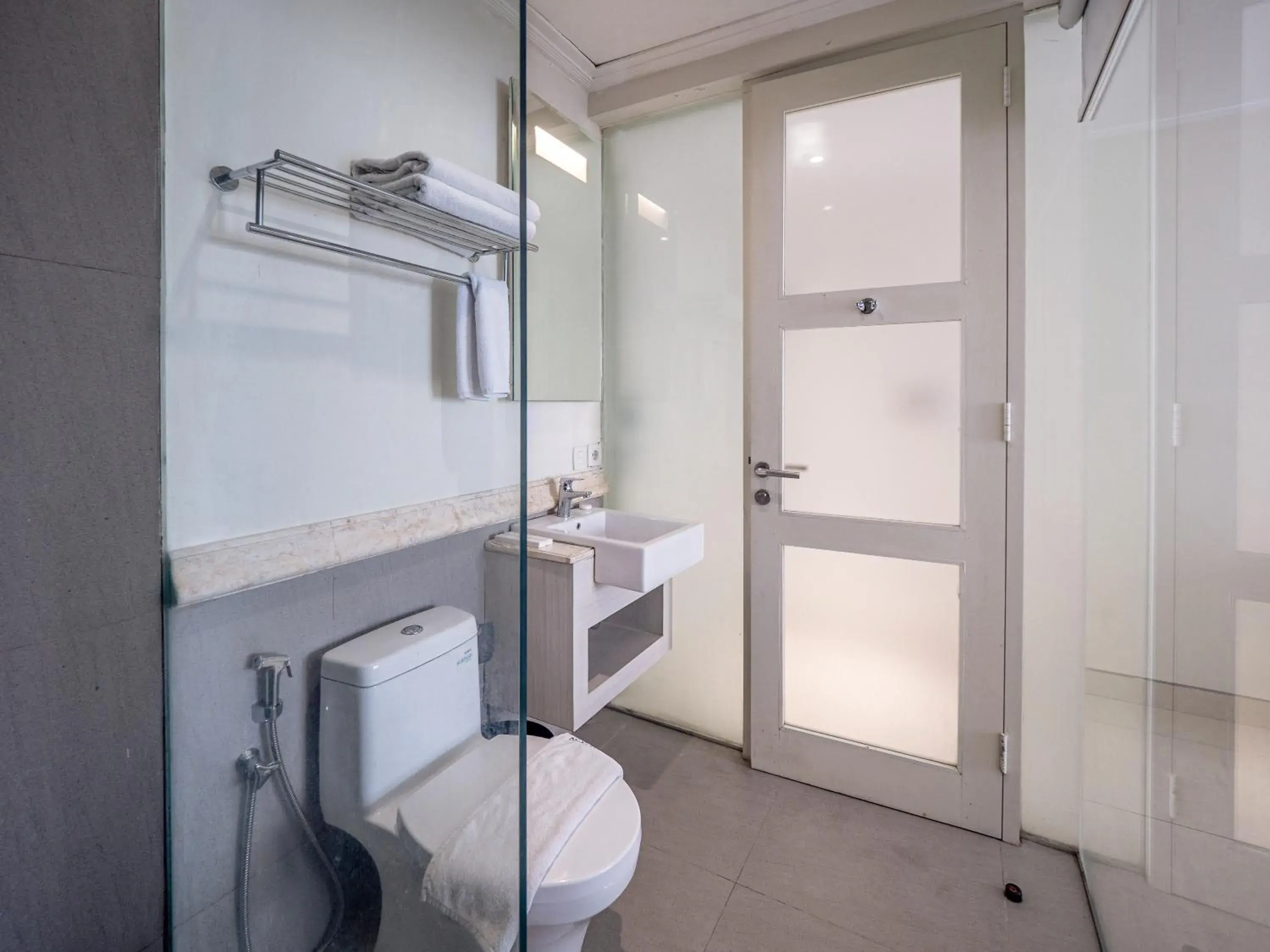 Toilet, Bathroom in Alron Hotel Kuta Powered by Archipelago