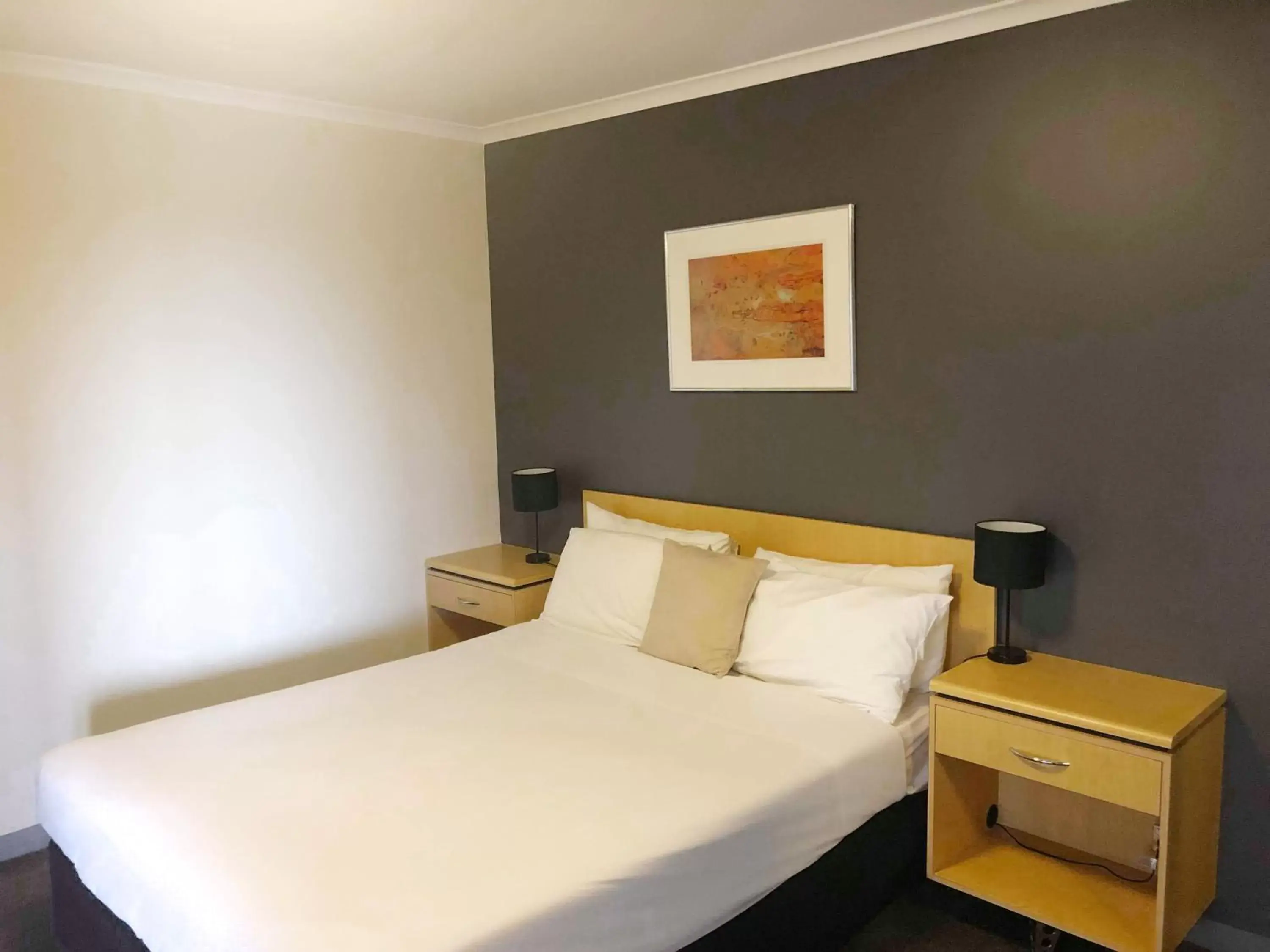Bedroom, Bed in Frontier Hotel Darwin