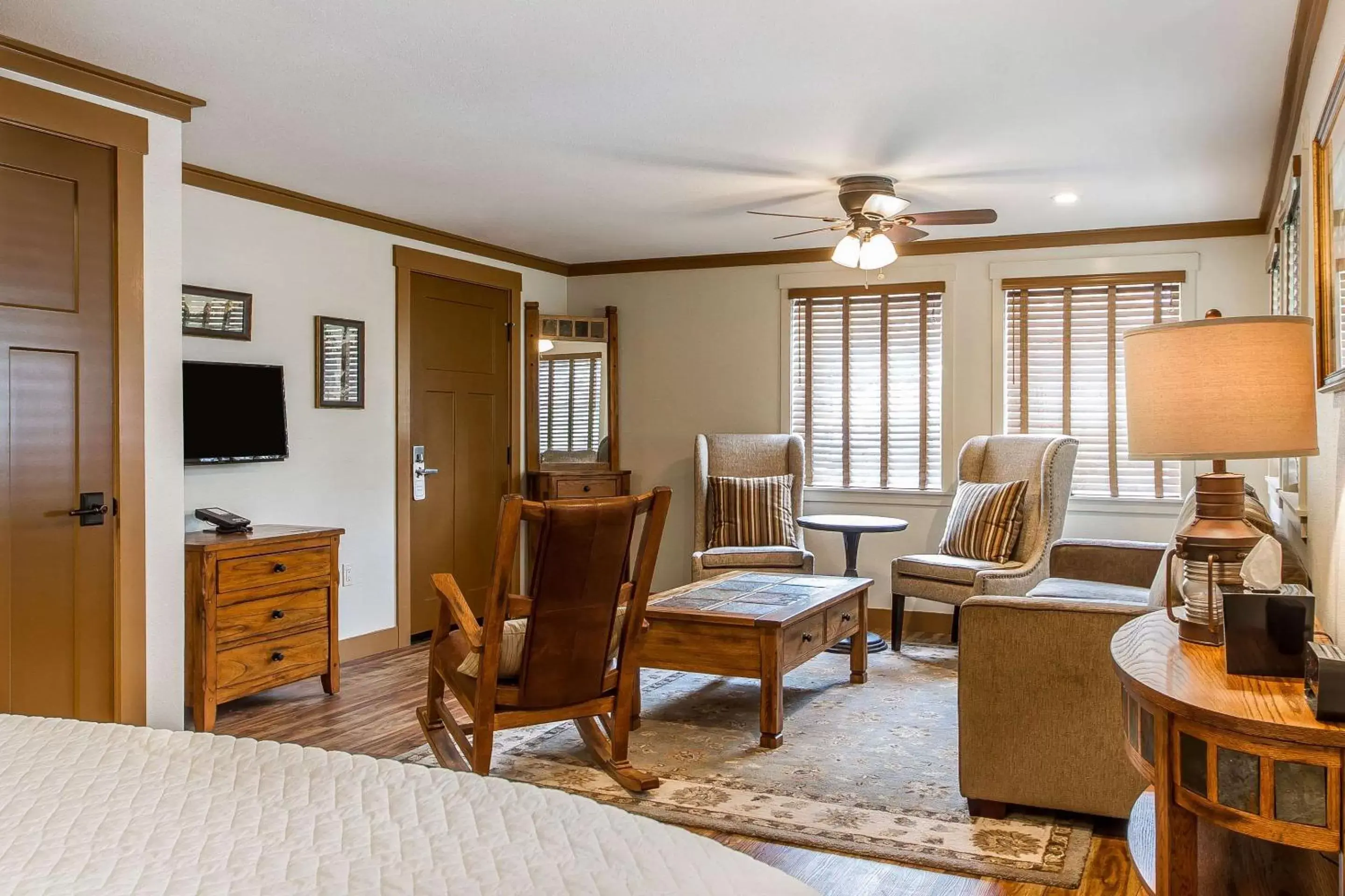 Photo of the whole room, Seating Area in Sierra Sky Ranch, Ascend Hotel Collection