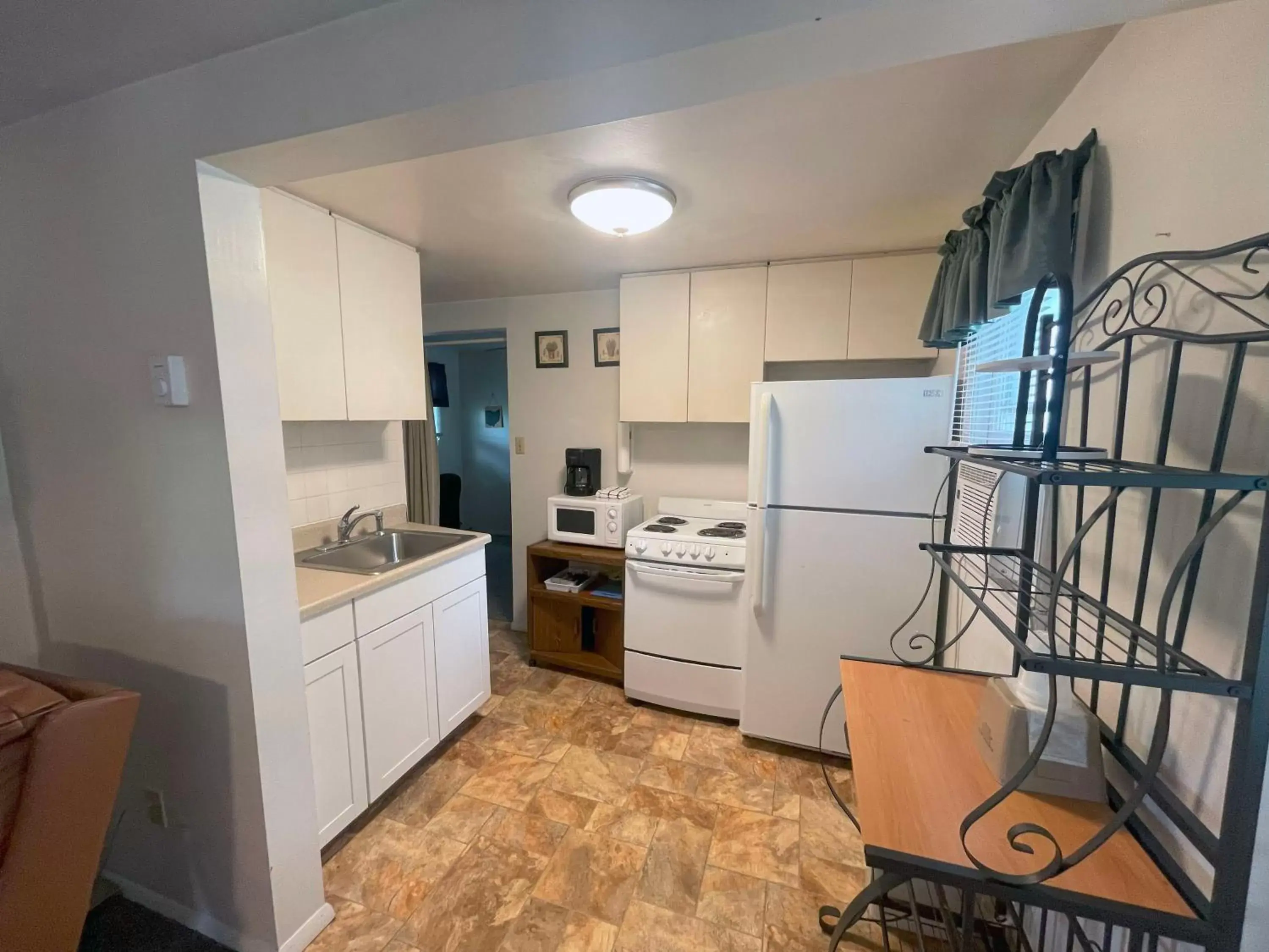 Kitchen/Kitchenette in Plantation Motel