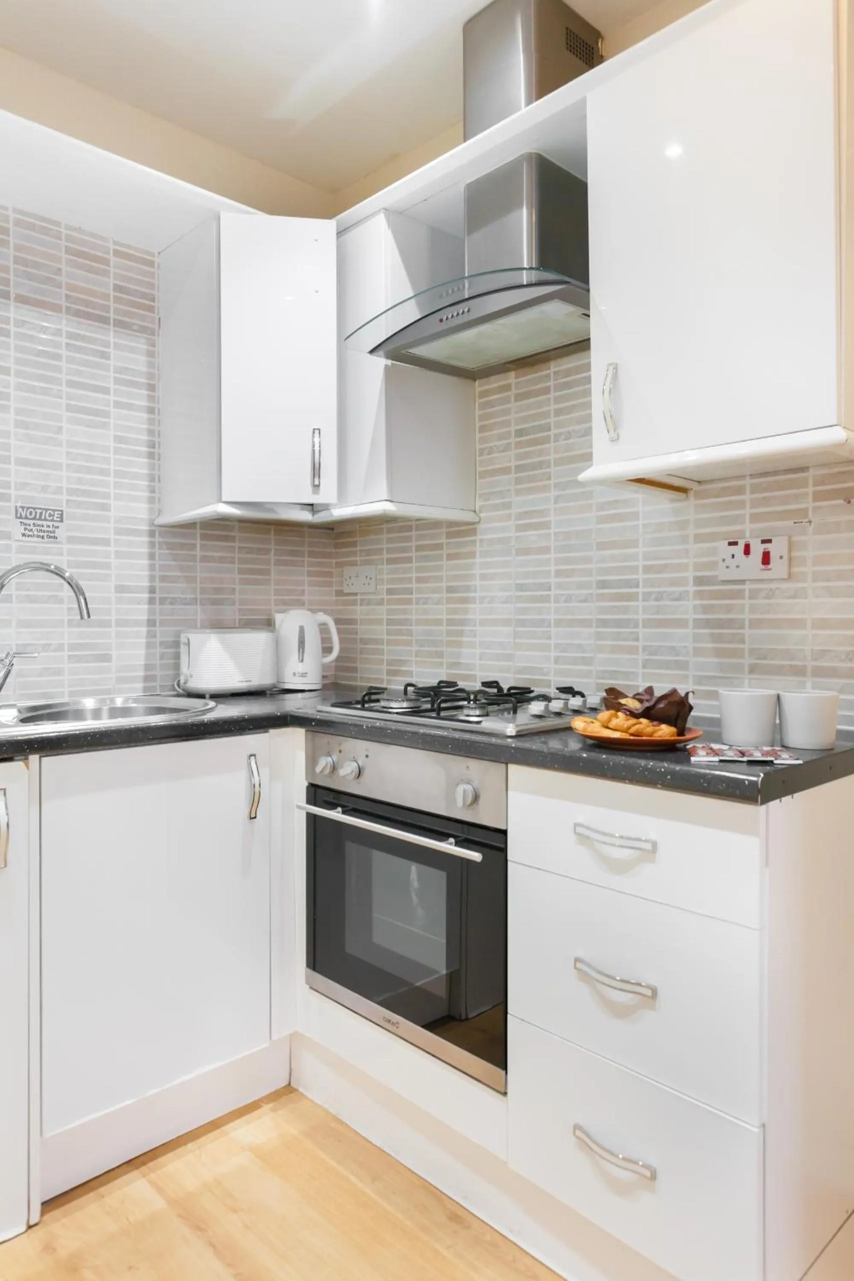 Kitchen or kitchenette, Kitchen/Kitchenette in Kings Cross Apartment
